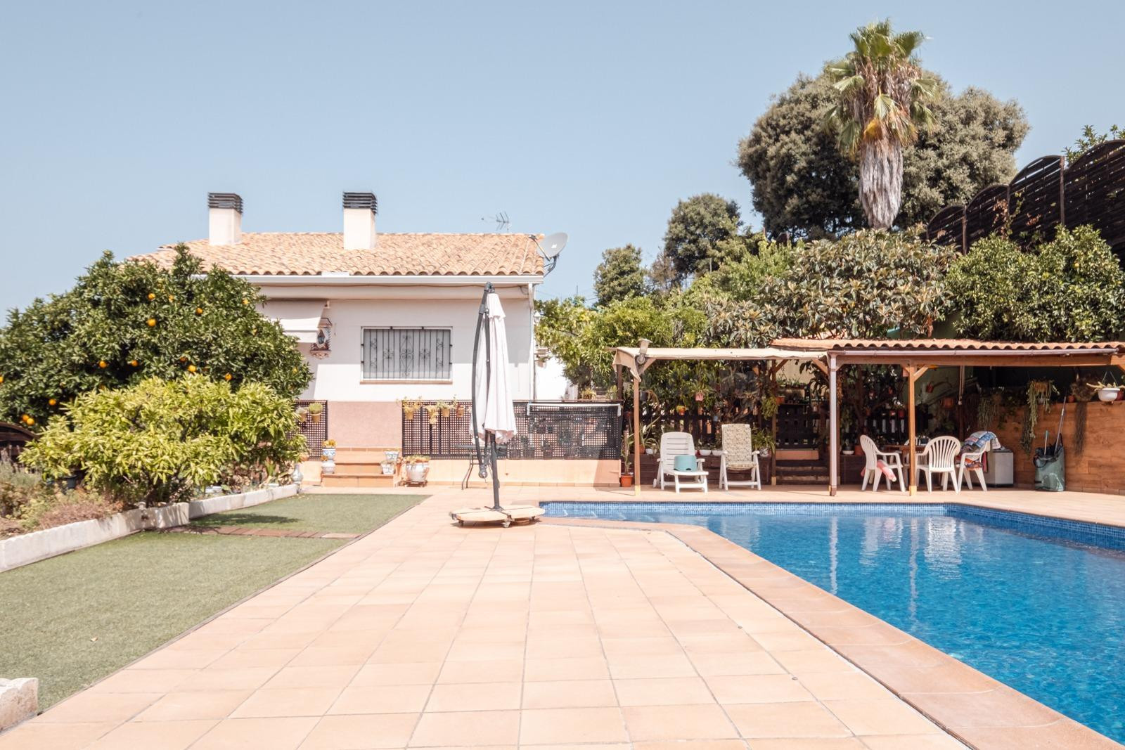 Casa independiente con piscina de agua salada