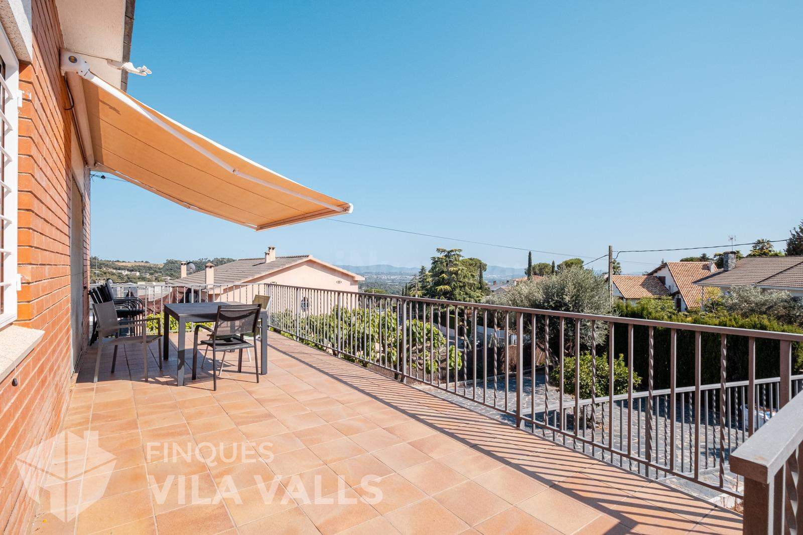 Casa a quatre vents amb gran terrassa i garatge per a 2 cotxes