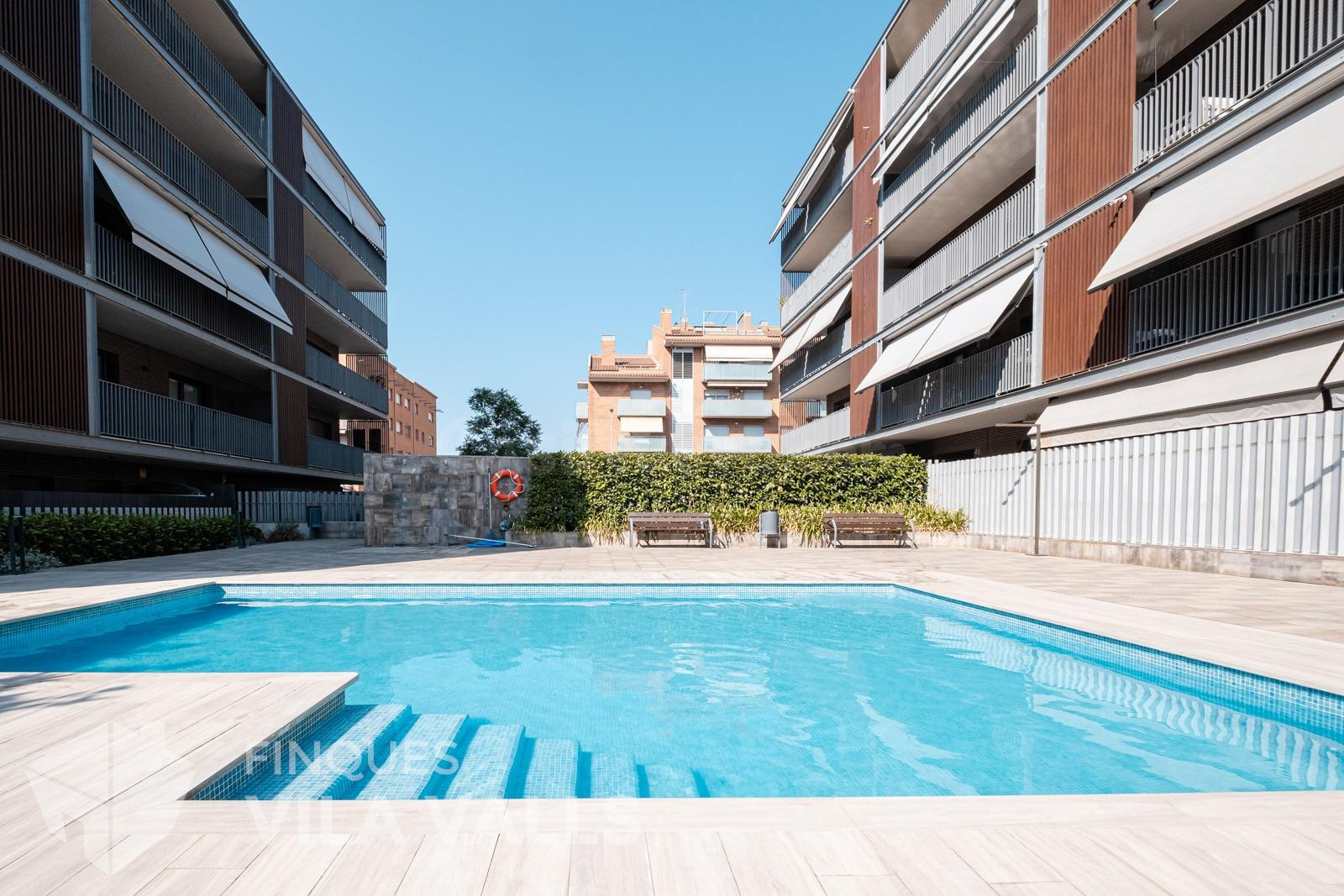 Luminoso piso seminuevo con gran terraza, piscina, parking y trastero