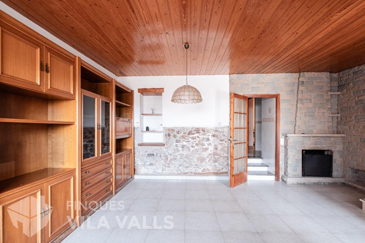 Casa de pueblo con solar urbano independiente en el corazón de Sant Feliu de Codines