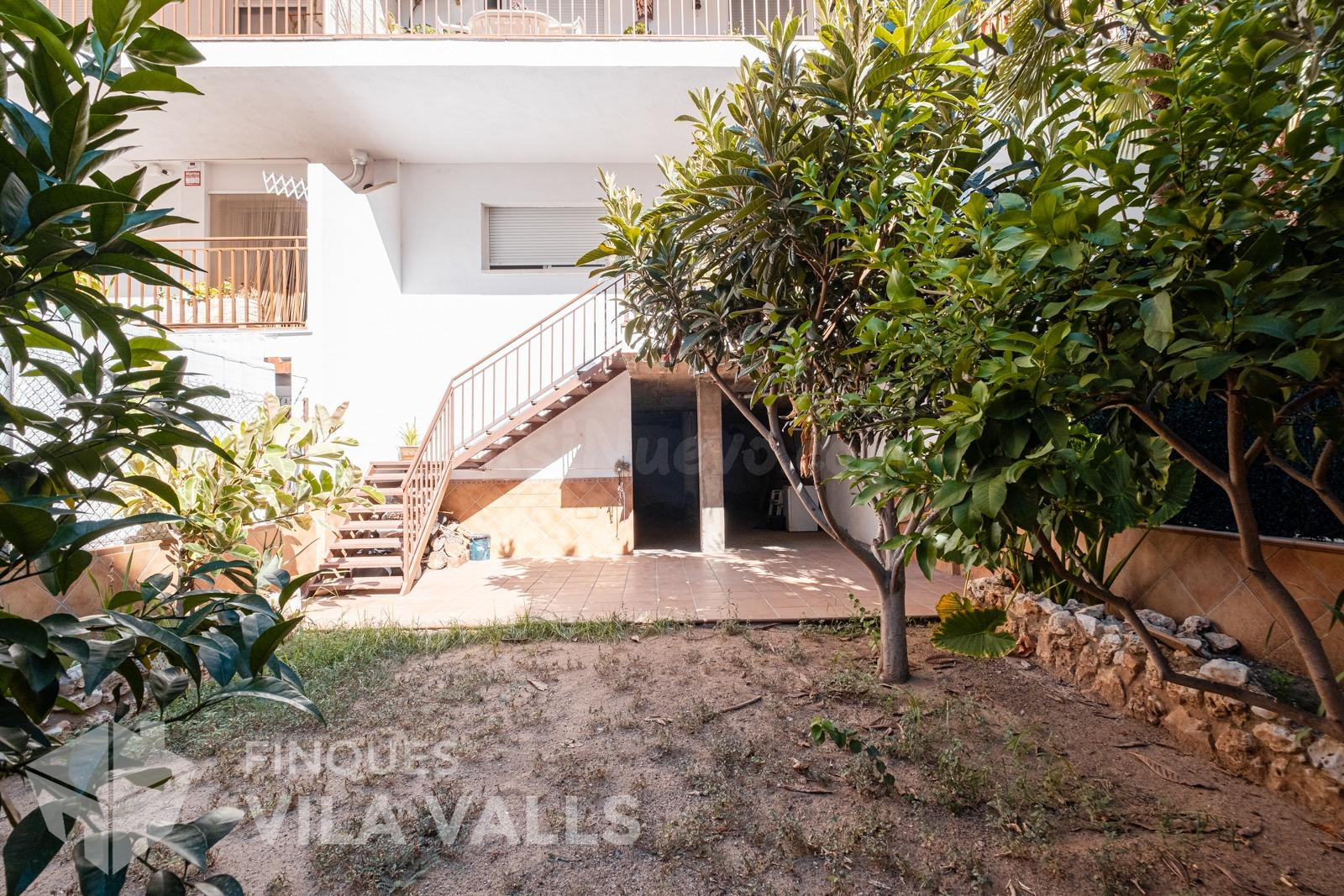 Amplia casa con jardín privado, garaje y 70 m2 de espacio versátil en el corazón de Caldes