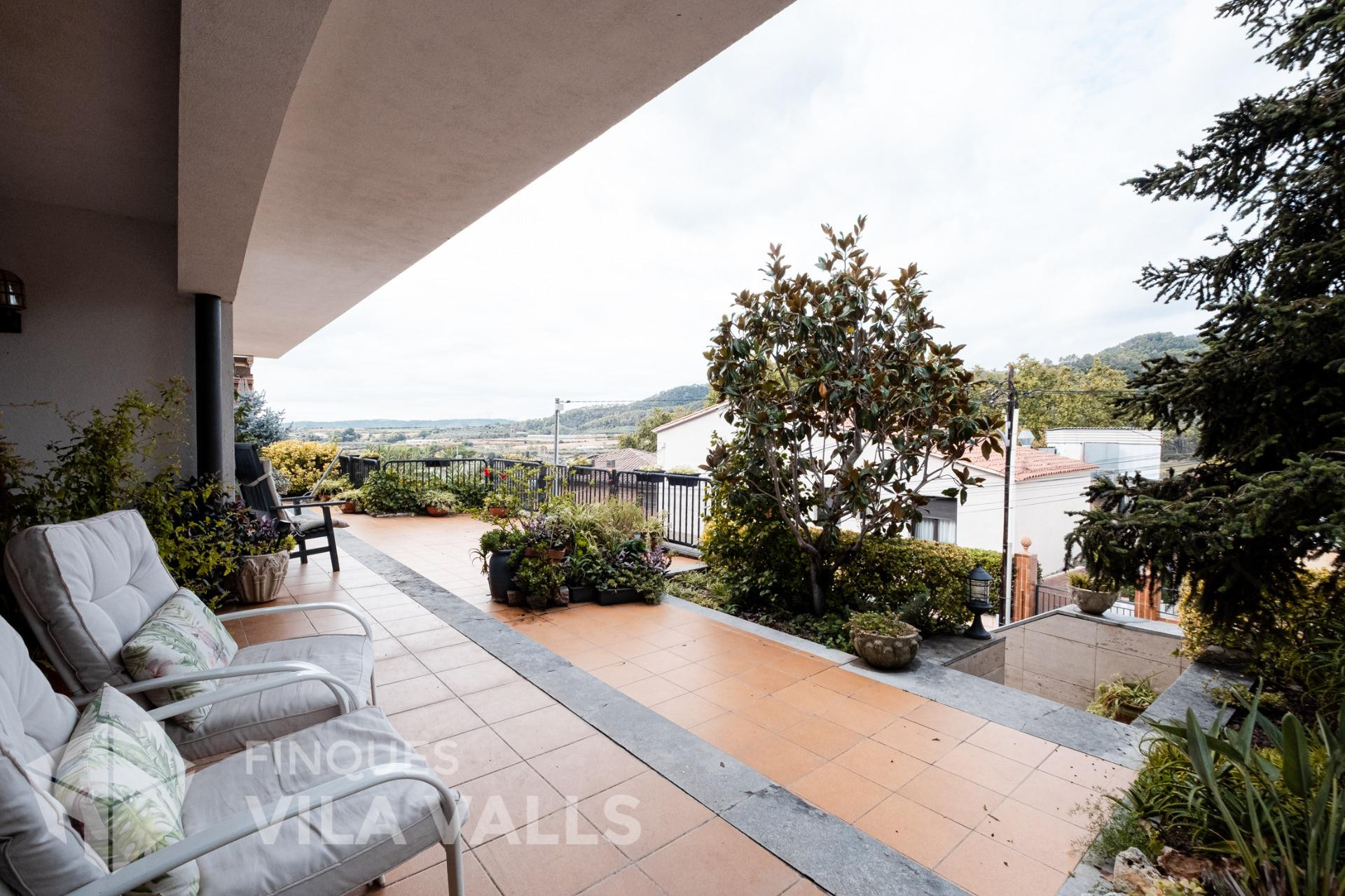 Casa con terraza, jardín y amplios espacios