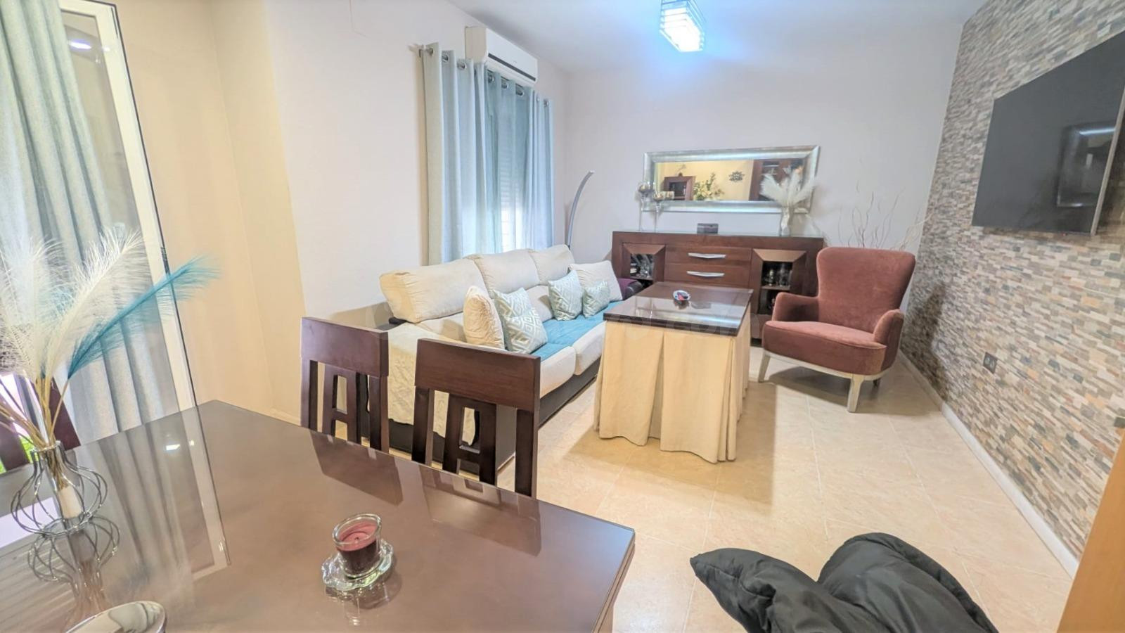 Chalet adosado en venta en Coria del Río - foto 2