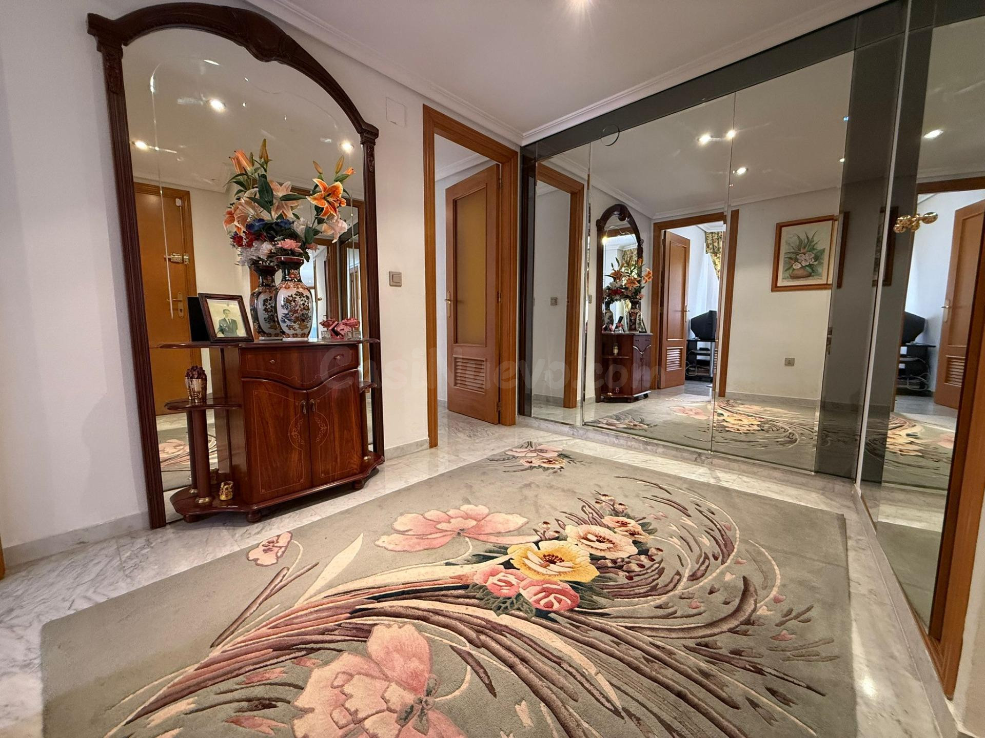 135 m2, 3 Hab, Garaje Propio, Trastero, Piscina, De Esquina, Céntrico