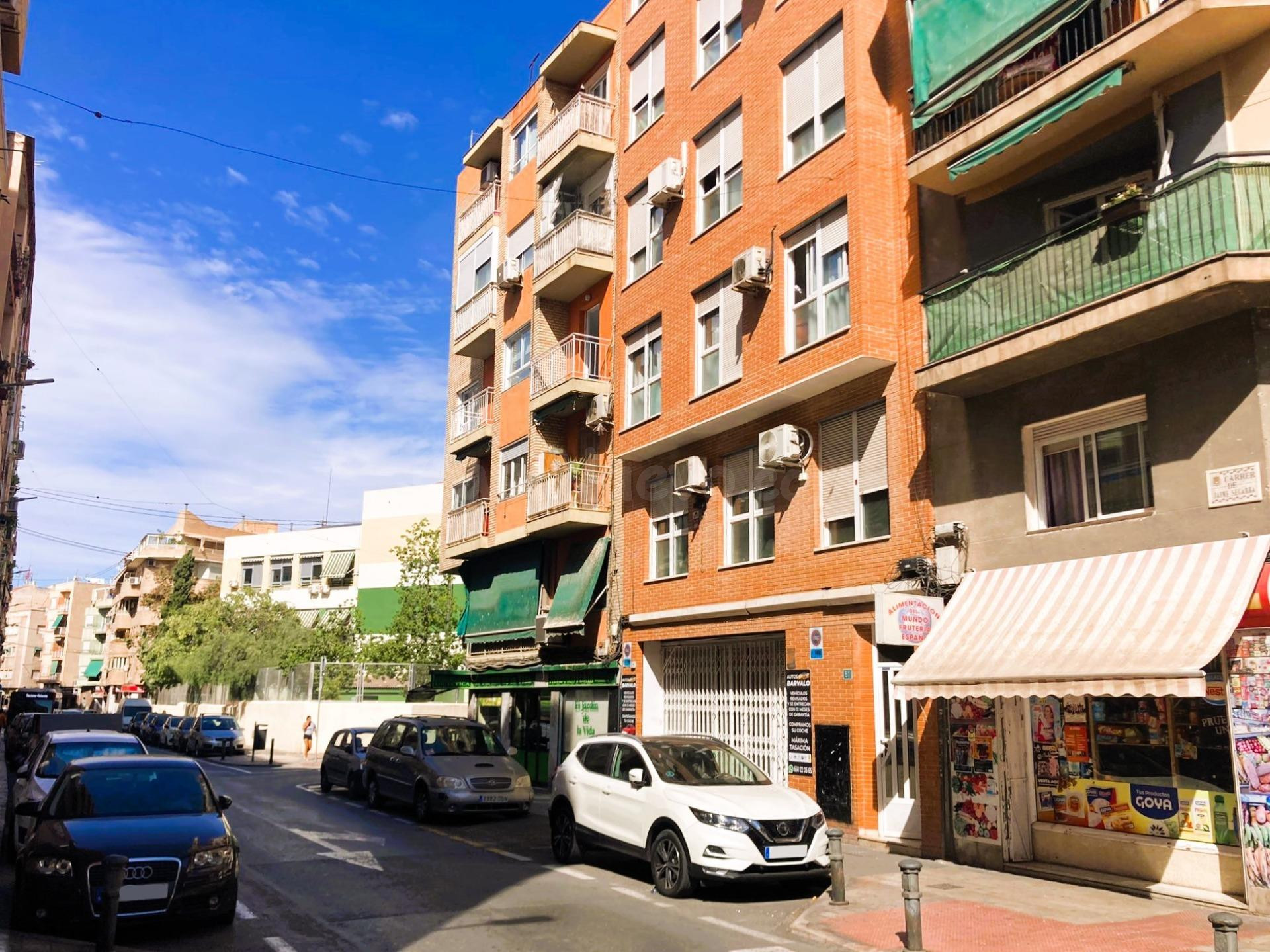 ¡¡¡¡ A 200m DE PLAZA PIO XII, LOCAL CON VADO EN EXCELENTE UBICACIÓN !!!!