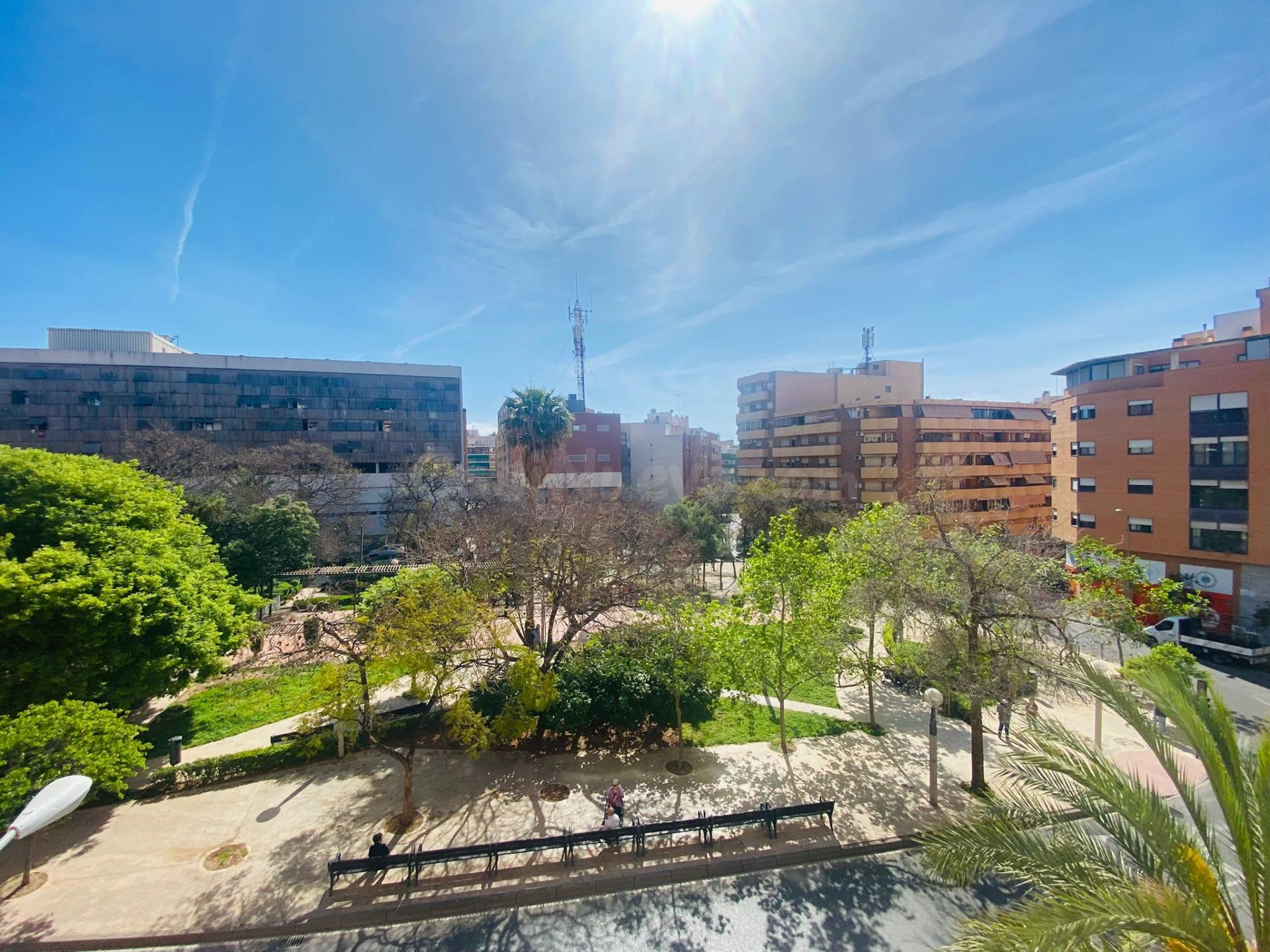 GRAN VIVIENDA DE 4 DORMITORIOS CON GARAJE Y VISTAS PANORÁMICAS A PLAZA AMÉRICA