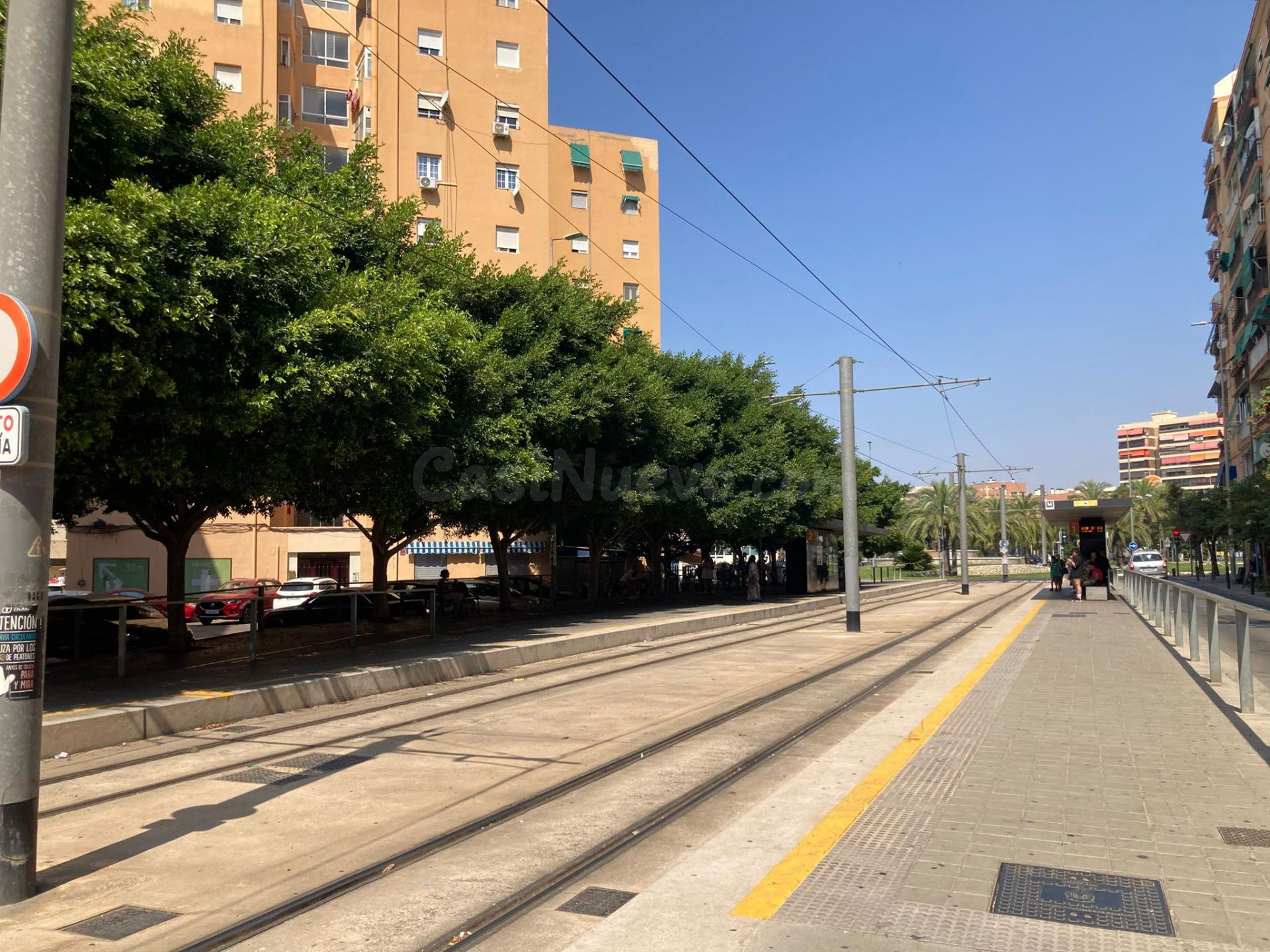 AMPLIA VIVIENDA DE 4 DORMITORIOS Y ASCENSOR EN CAROILINAS ALTAS.