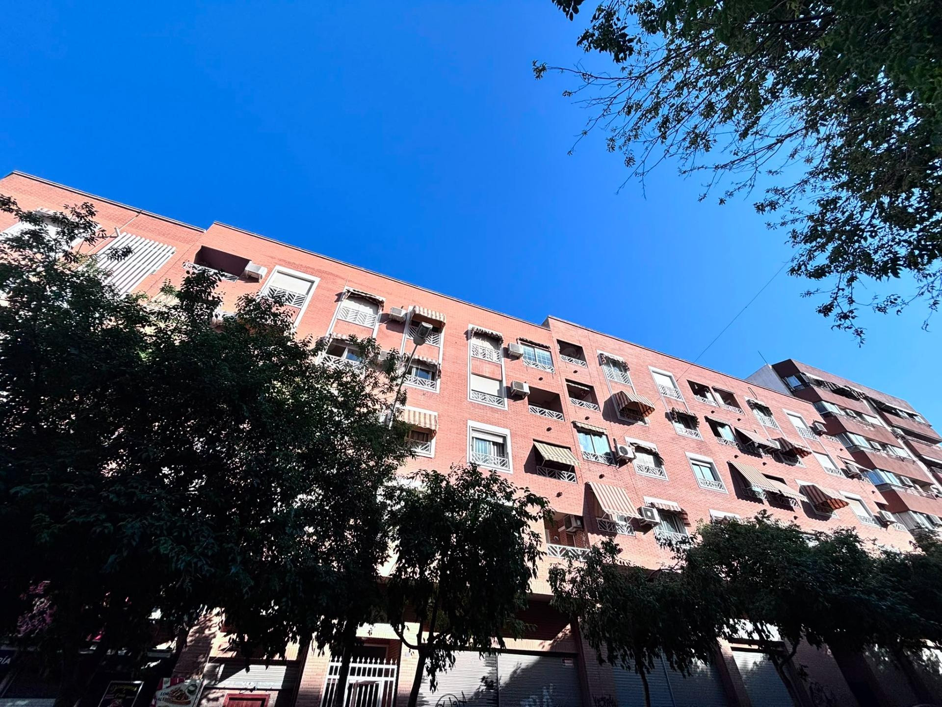 " ACOGEDORA Y LUMINOSA VIVIENDA JUNTO AL MERCADONA CERÁMICA GARAJE INCLUIDO "