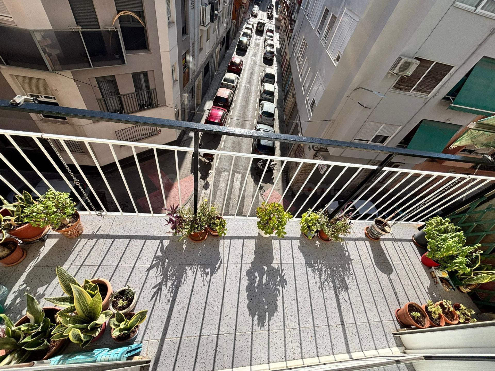 VIVIENDA LLENA DE LUZ A POCOS METROS DE LA PLAZA AMÉRICA