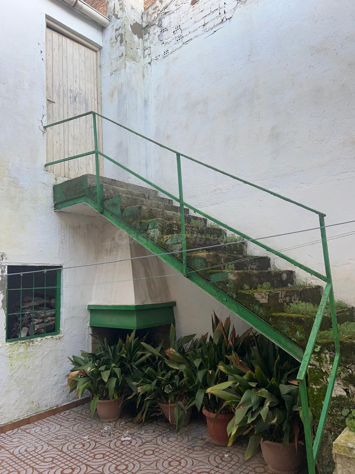 AMPLIA CASA UNIFAMILIAR DISTRIBUIDA EN DOS PLANTAS Y CON VAR - foto 3
