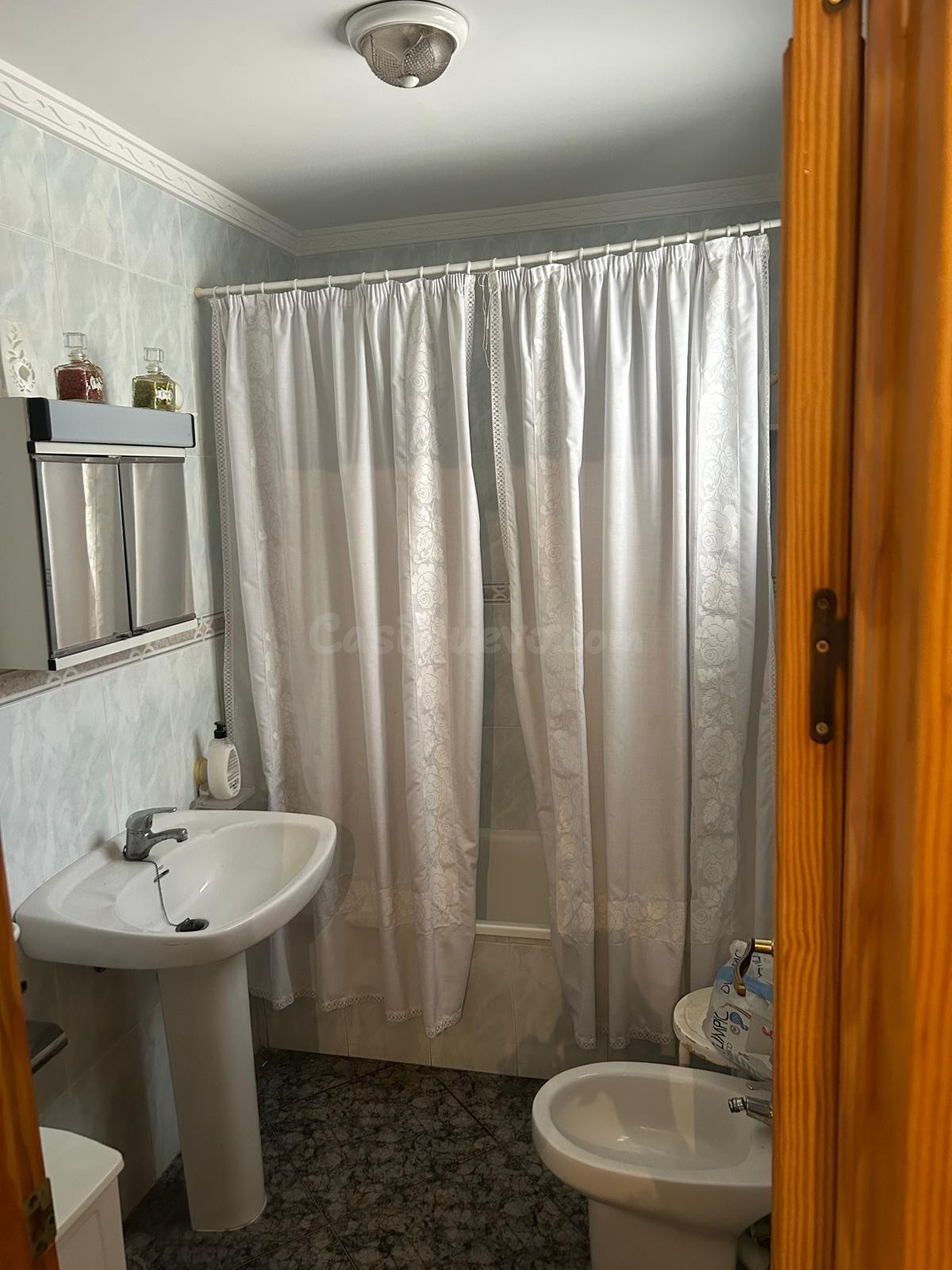 CASA LISTA PARA ENTRAR A VIVIR CON 5 DORMITORIOS DISTRIBUIDO - foto 4
