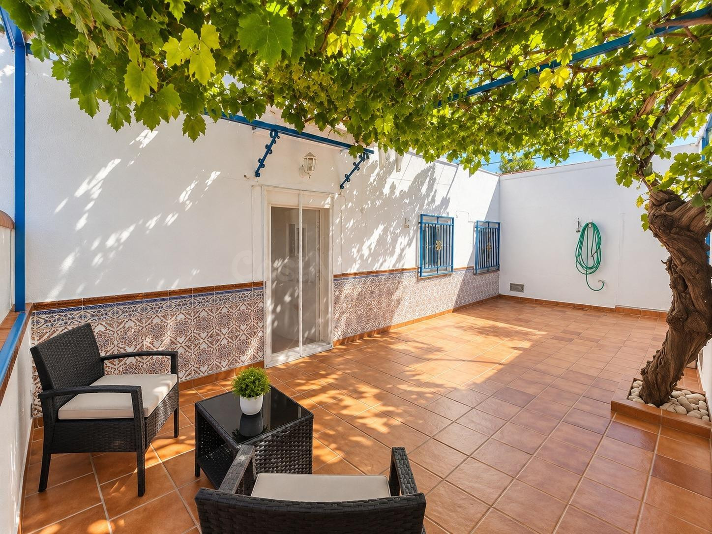 CASA CON PATIO Y GARAJE EN EL CAMPO