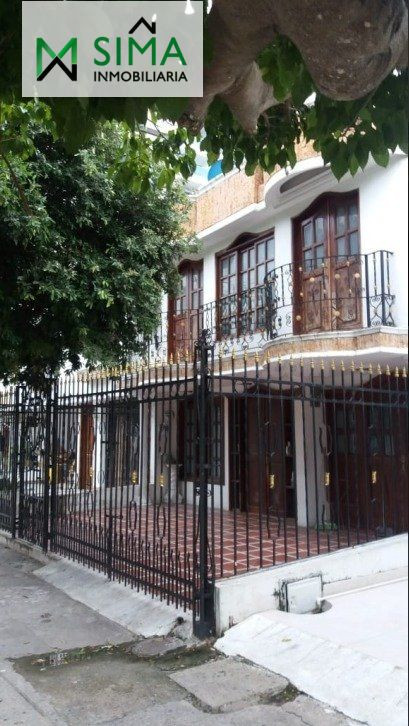 SE VENDE CASA EN EL BARRIO CRESPO.