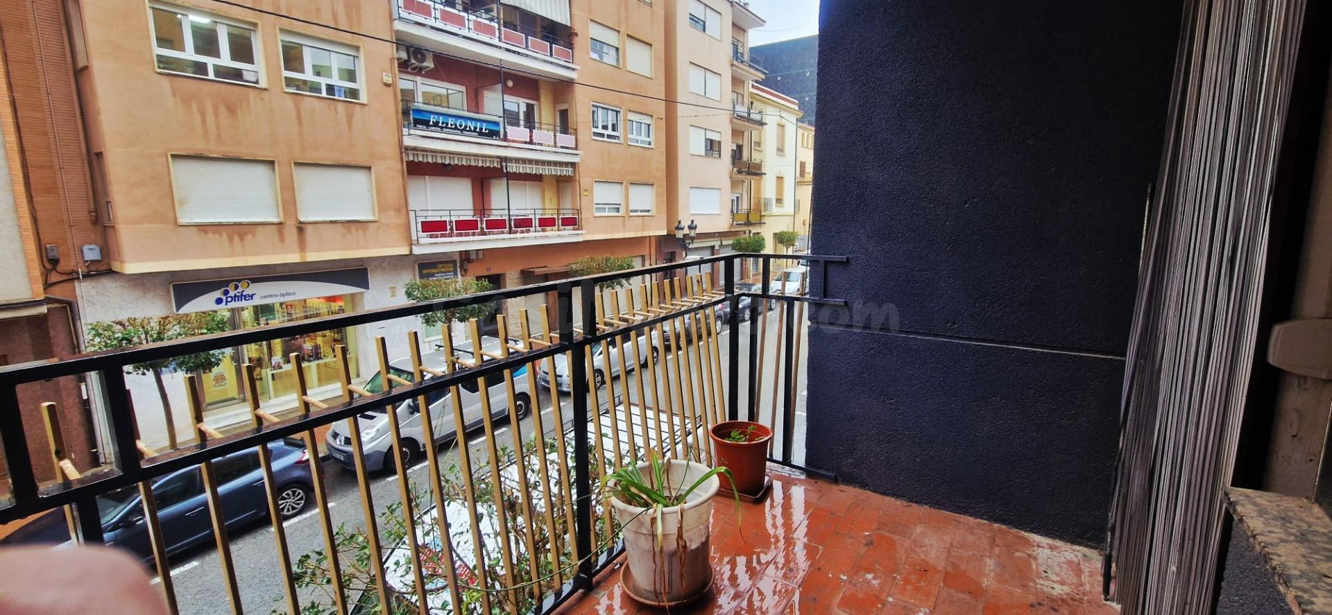Amplio piso con ascensor y balcón en Avenida de la Constitución – Onil