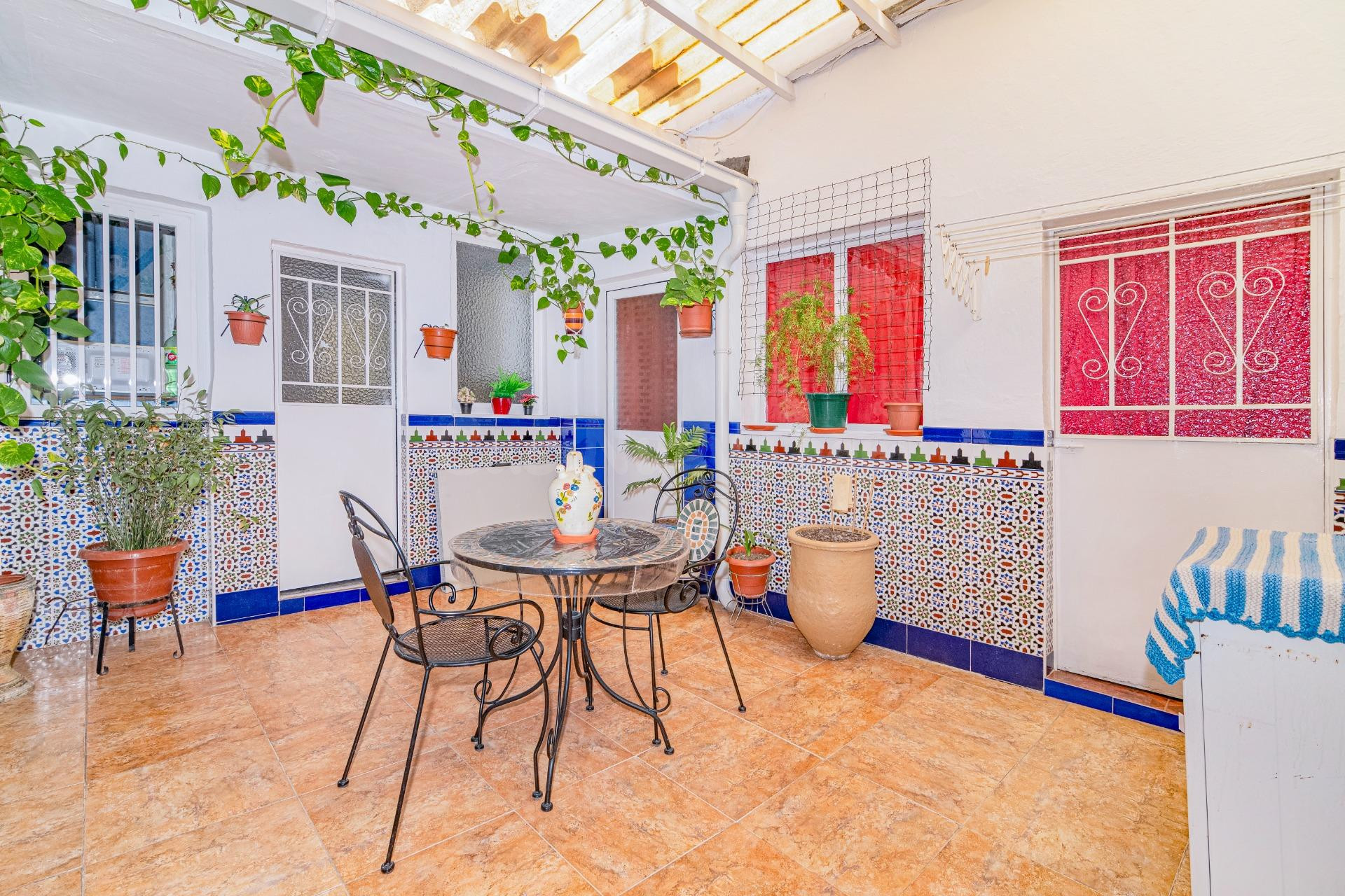 Casa adosada en zona residencial cerca del centro de Loja - foto 2