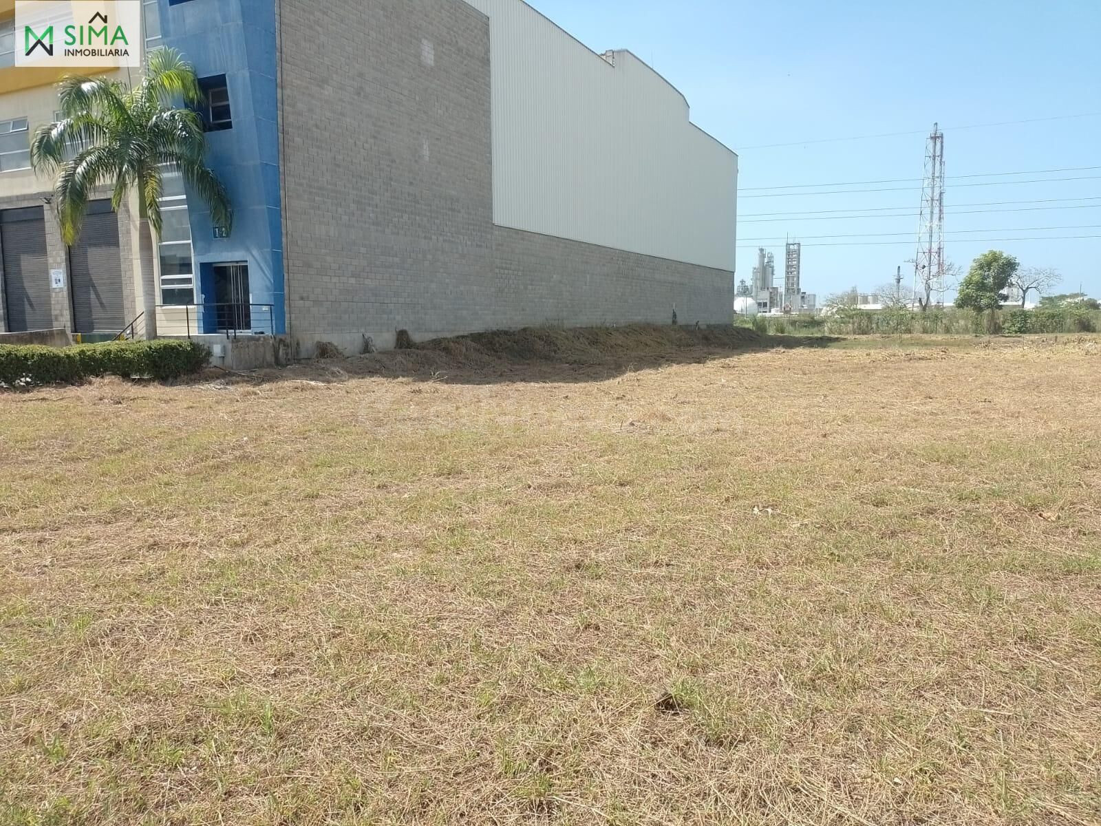 VENDO AMPLIO LOTE EN SECTOR INDUSTRIAL