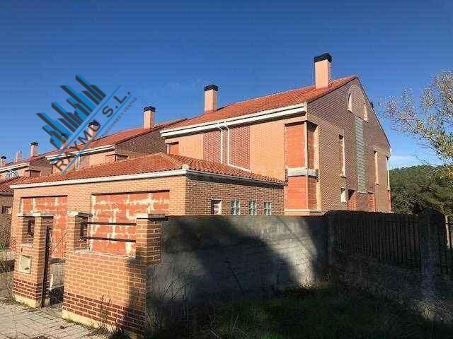 PROMOCIÓN DE 9 CHALETS ADOSADOS EN FASE AVANZADA DE CONSTRUCCIÓN EN HERRERA DE DUERO (VALLADOLID)