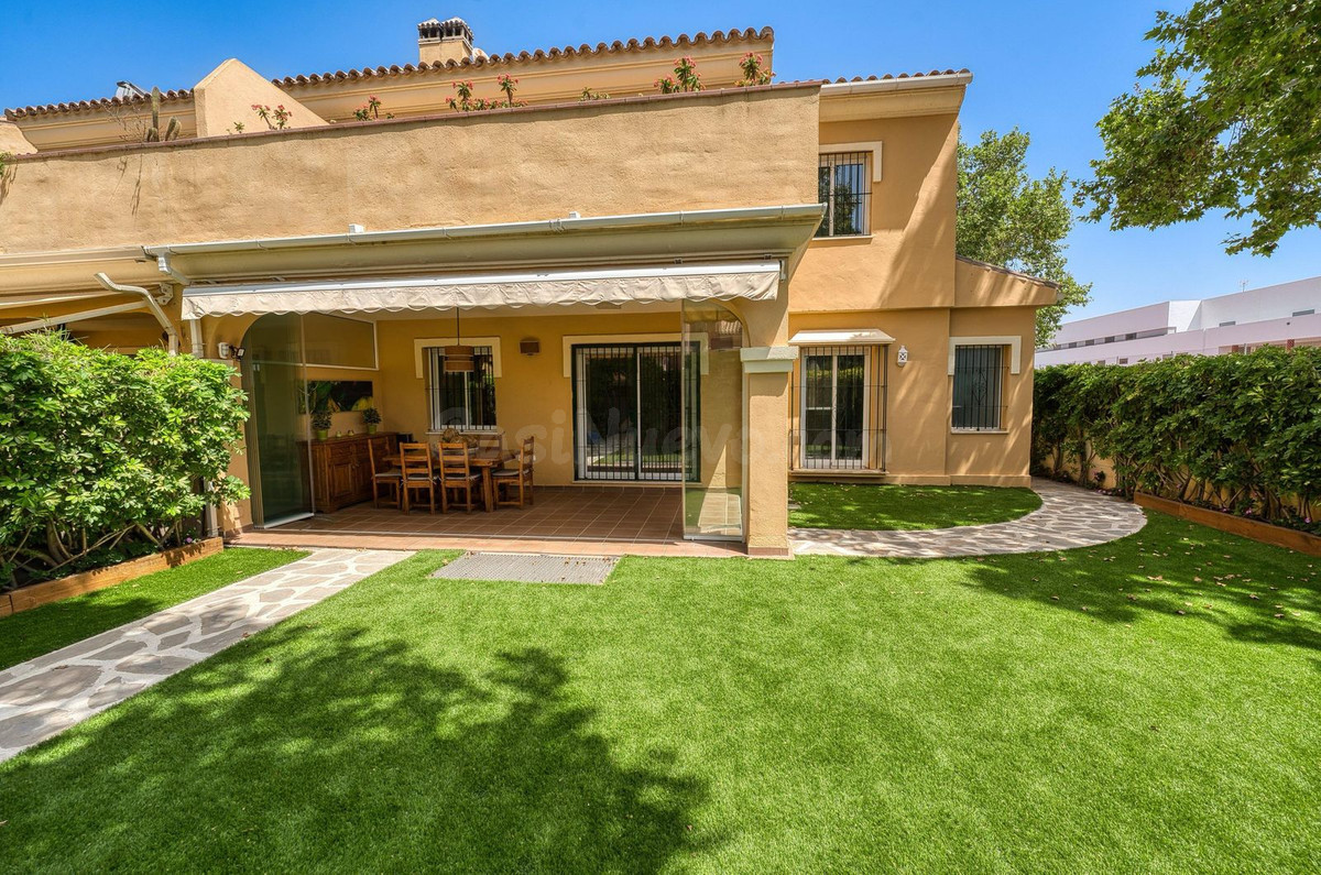 Adosado 4 habitaciones 210m² en alquiler - Marbella