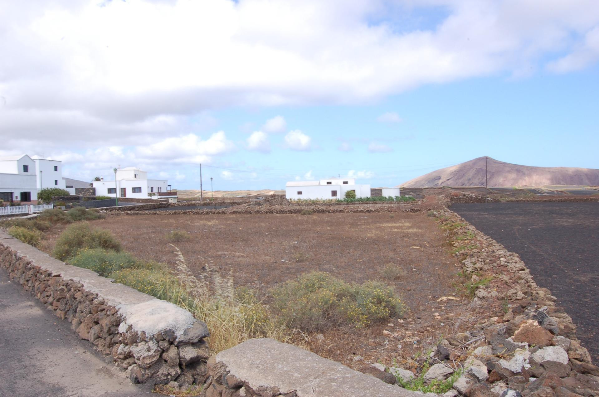 SOLAR PARA DOS VIVIENDAS EN TINAJO - foto 2