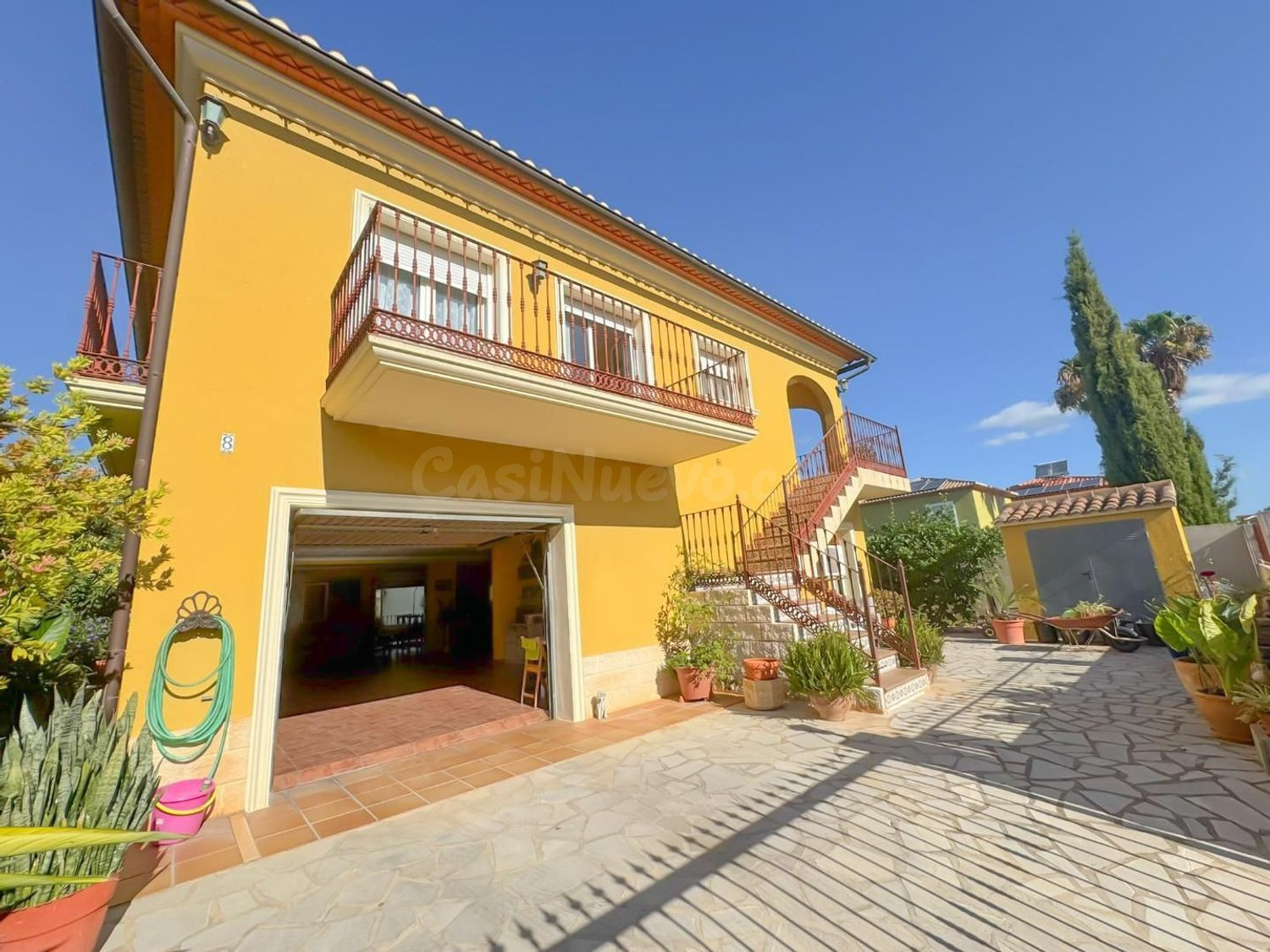 CHALET EN PEDREGUER CON 360m2 CONSTRUIDOS, AMPLIOS ESPACIOS Y PISCINA CON CASCADA Y JACUZZY