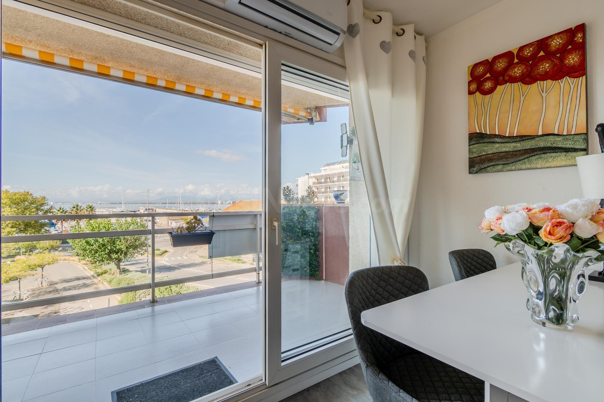 ¡Vistas espectaculares y luminosidad en un apartamento reformado!