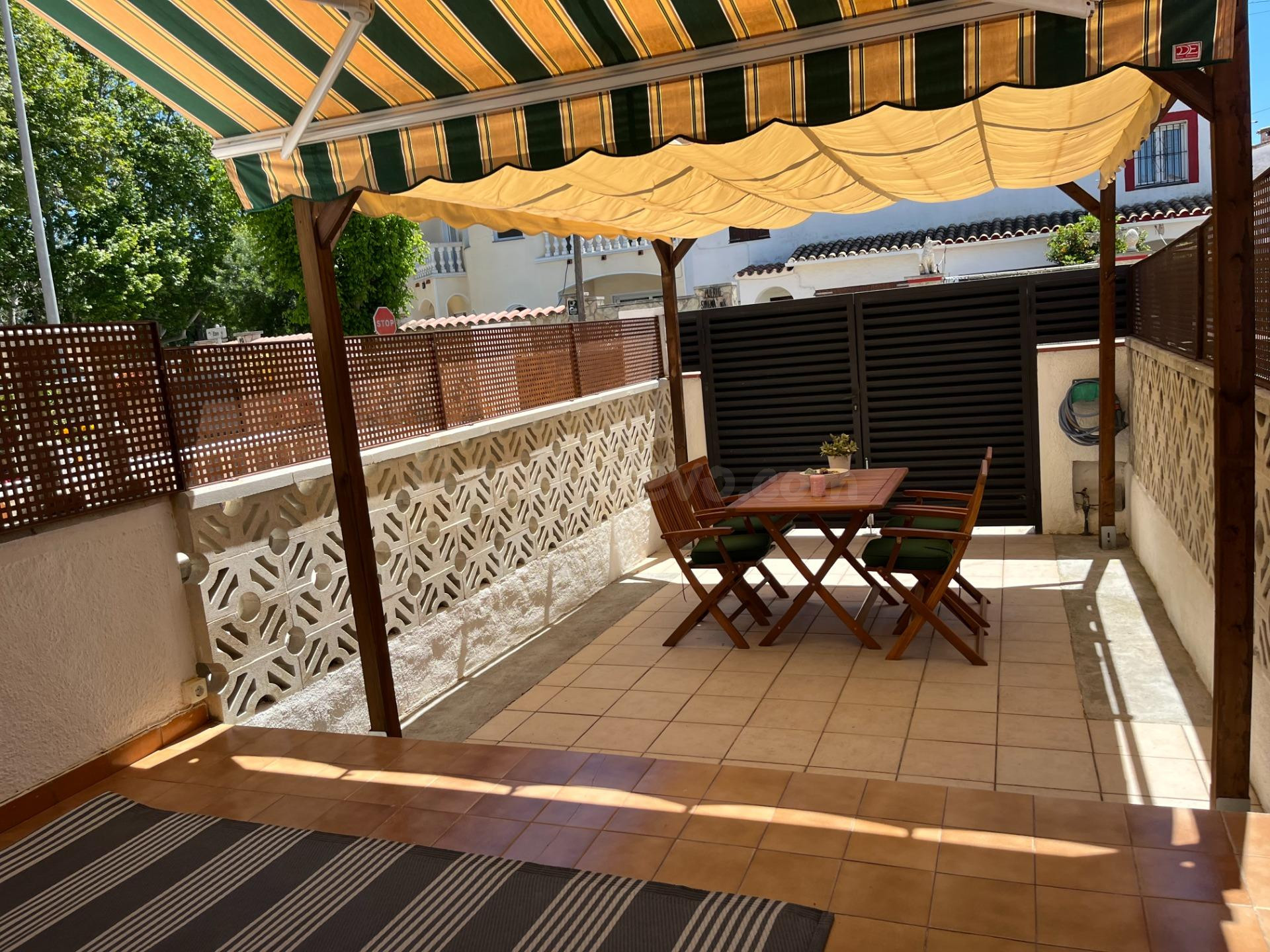 Casa adosada con espacios exteriores y encanto mediterráneo en Empuriabrava