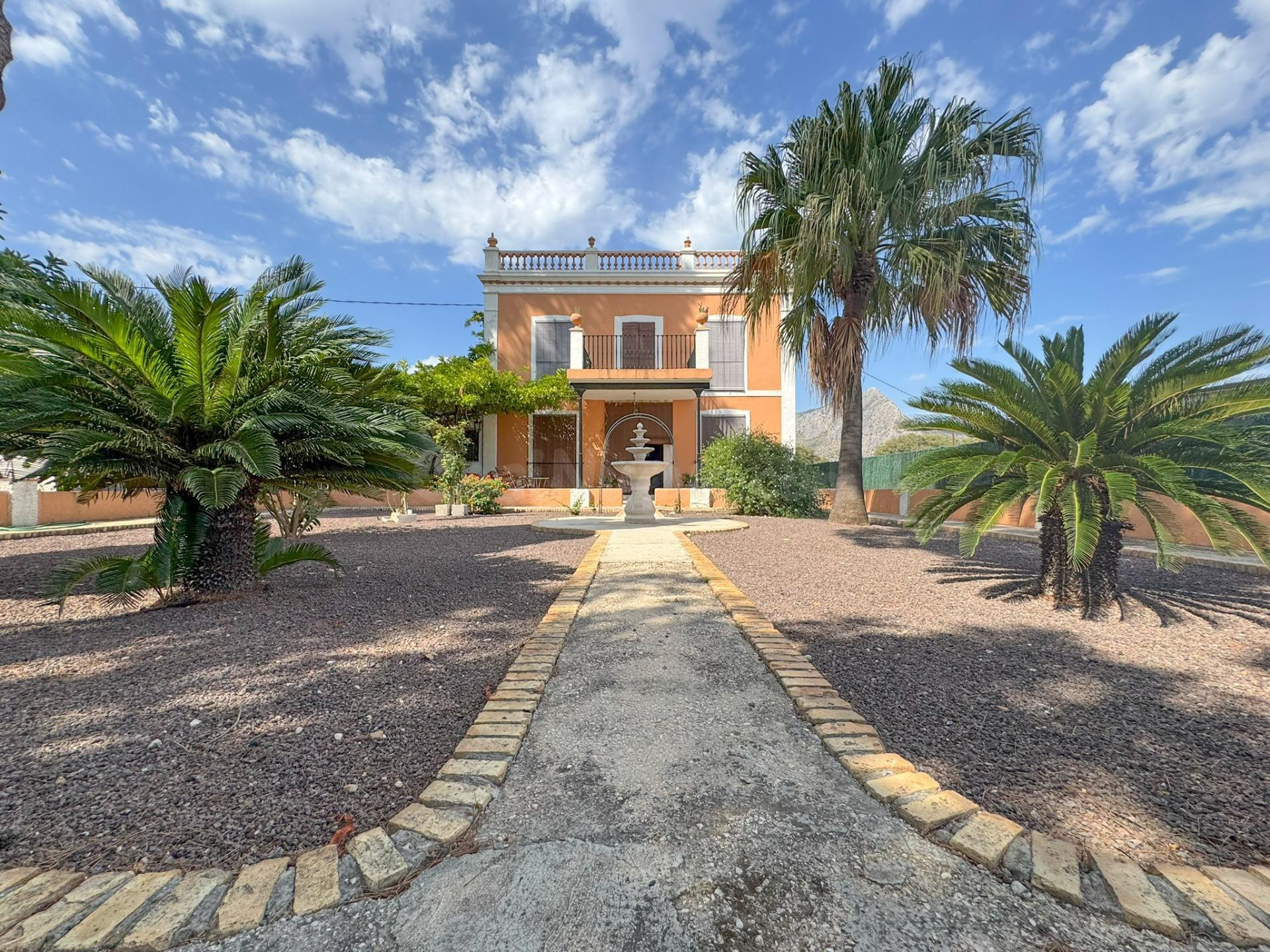 ALQUILER ANUAL DE VILLA SEÑORIAL CON GRAN PARCELA, PISCINA Y