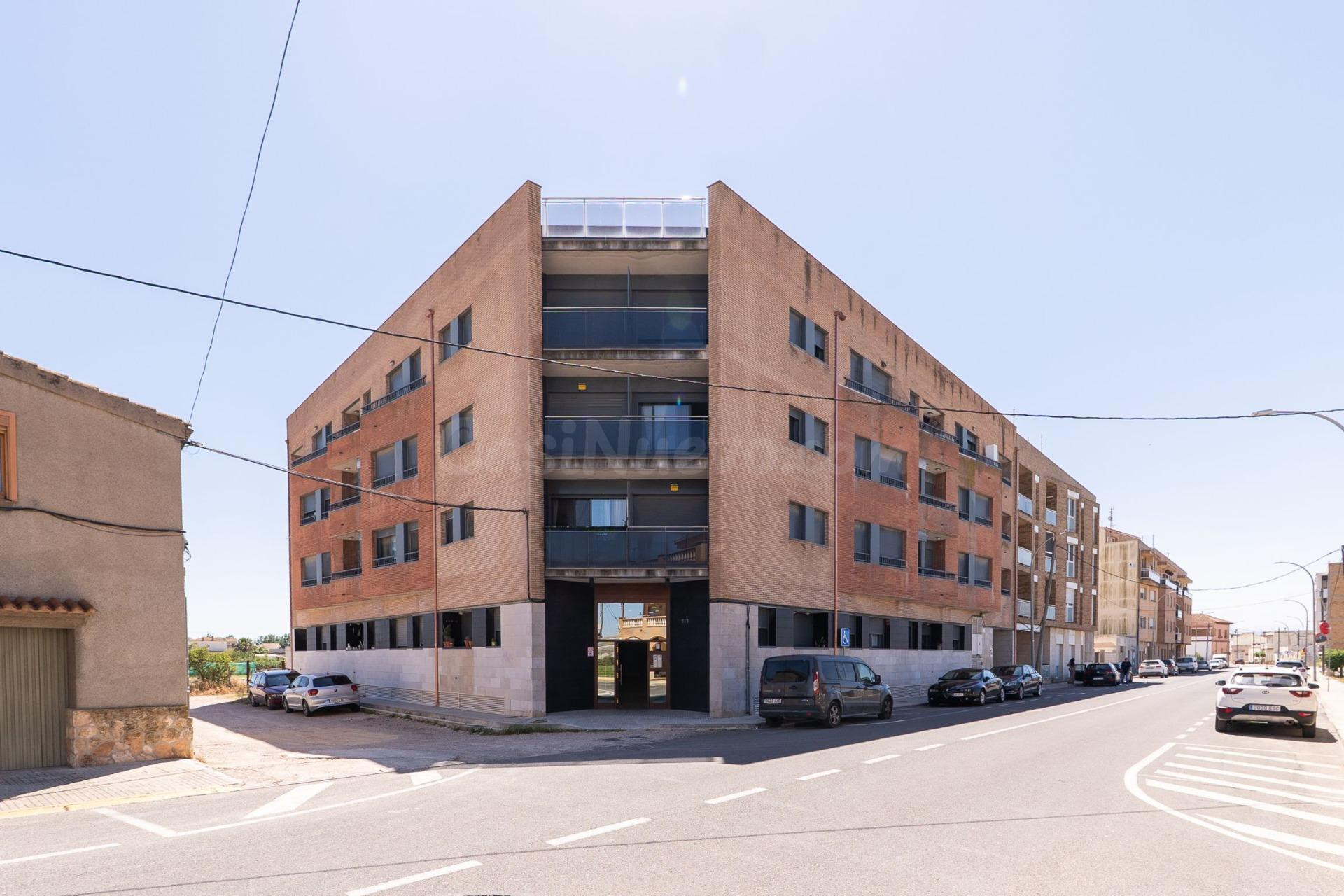 Piso listo para entrar a vivir en Deltebre con parking y piscina comunitaria