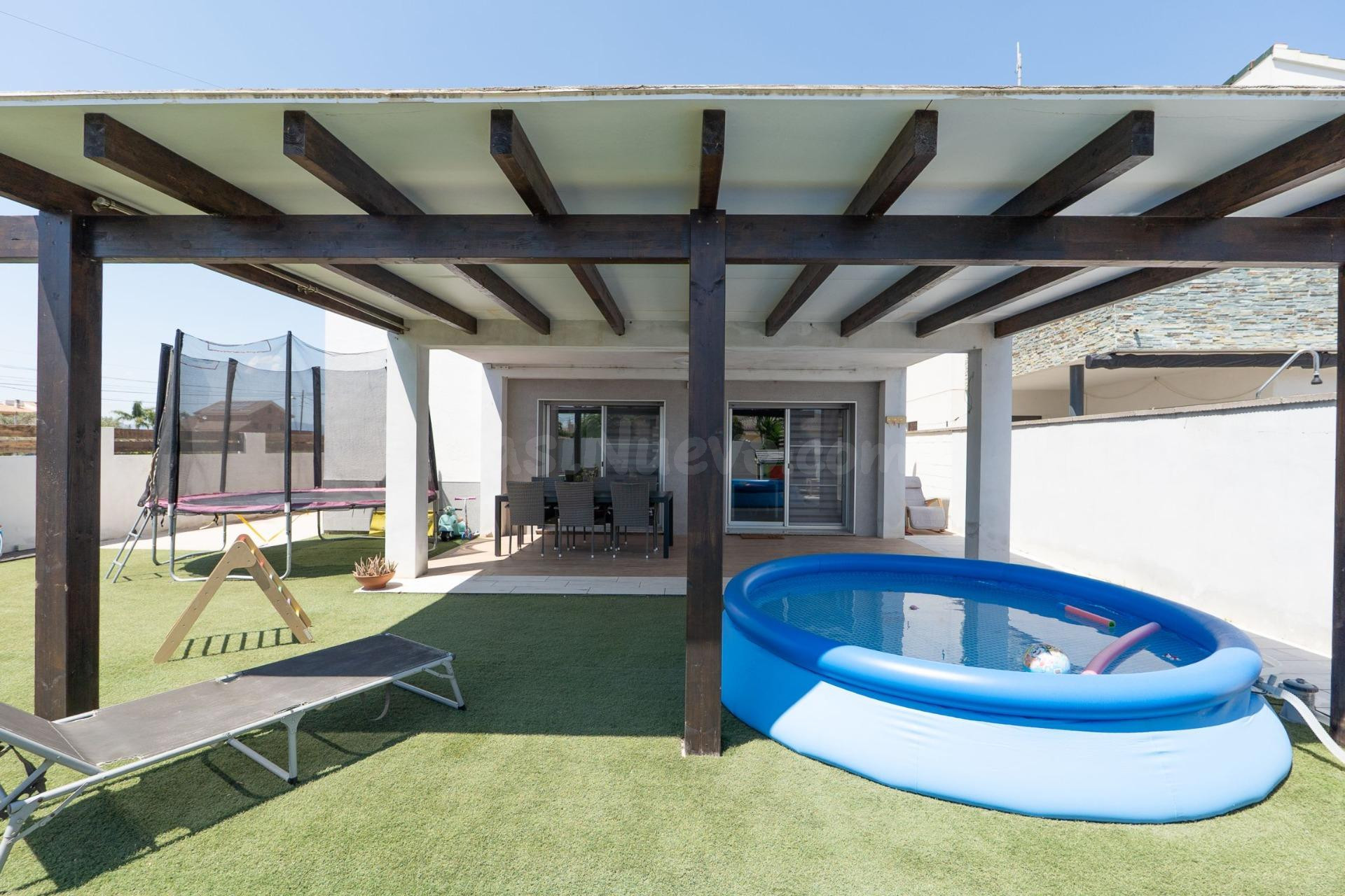 Casa unifamiliar moderna con gran espacio exterior en Sant Jaume d’Enveja