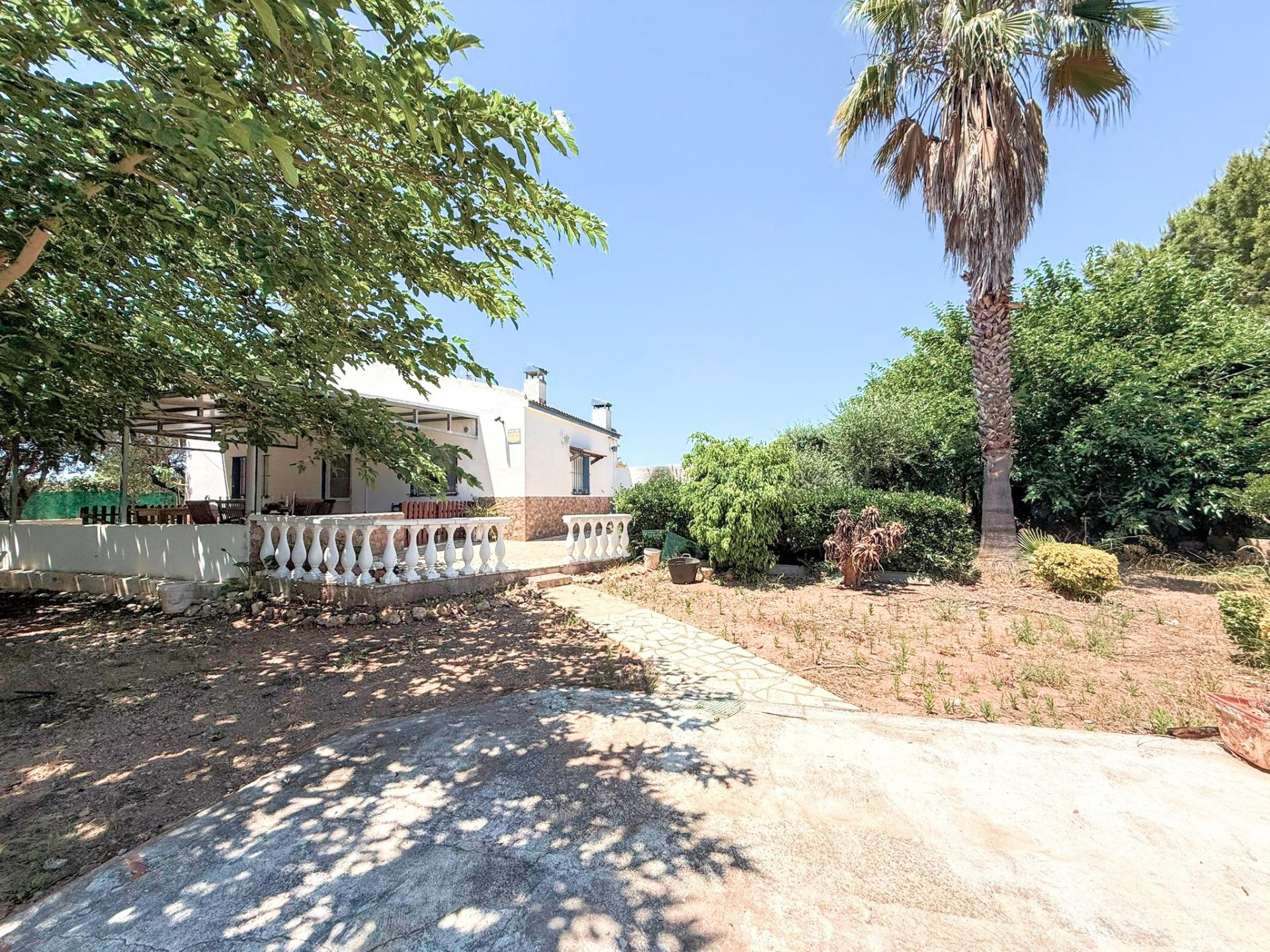 AMPLIA VIVIENDA CON PARCELA RÚSTICA DE 1.983 m2 A SOLO 3 MINUTOS DE LA PLAYA EN VENTA EN LES CASES