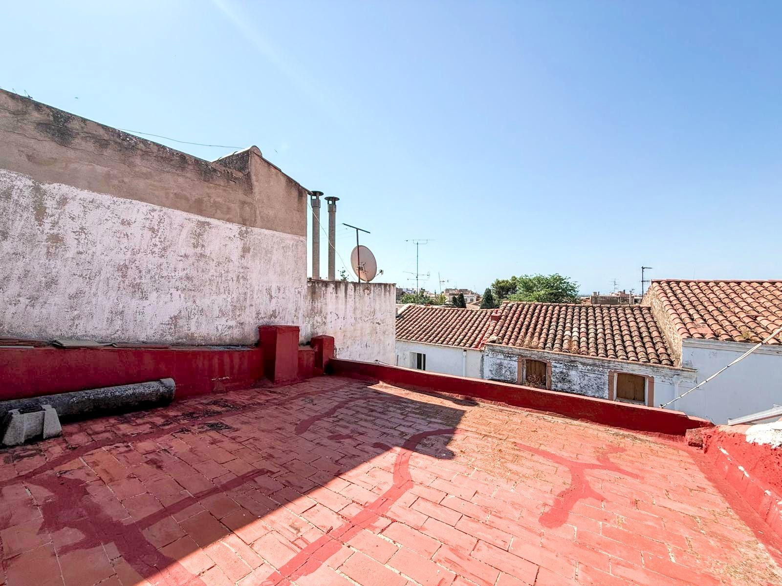 GRAN CASA DE PUEBLO CON MÚLTIPLES ESTANCIAS Y TERRAZAS EN VENTA EN ALCANAR