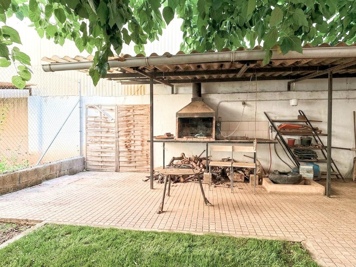 CASA ESQUINERA DE TRES PLANTAS A POCOS METROS DEL MAR EN VENTA EN LES CASES D'ALCANAR