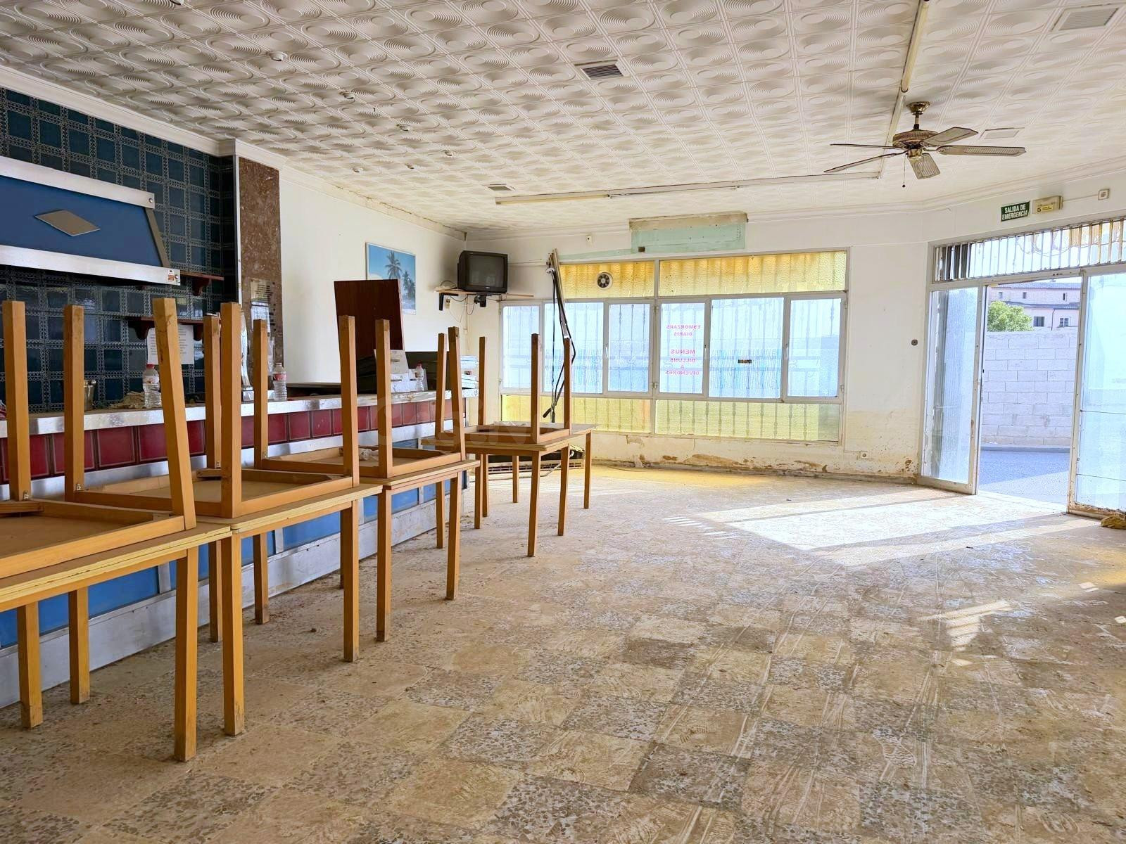 LOCAL COMERCIAL DE 117 m2 CON MÚLTIPLES POSIBILIDADES  EN VENTA EN LES CASES D'ALCANAR