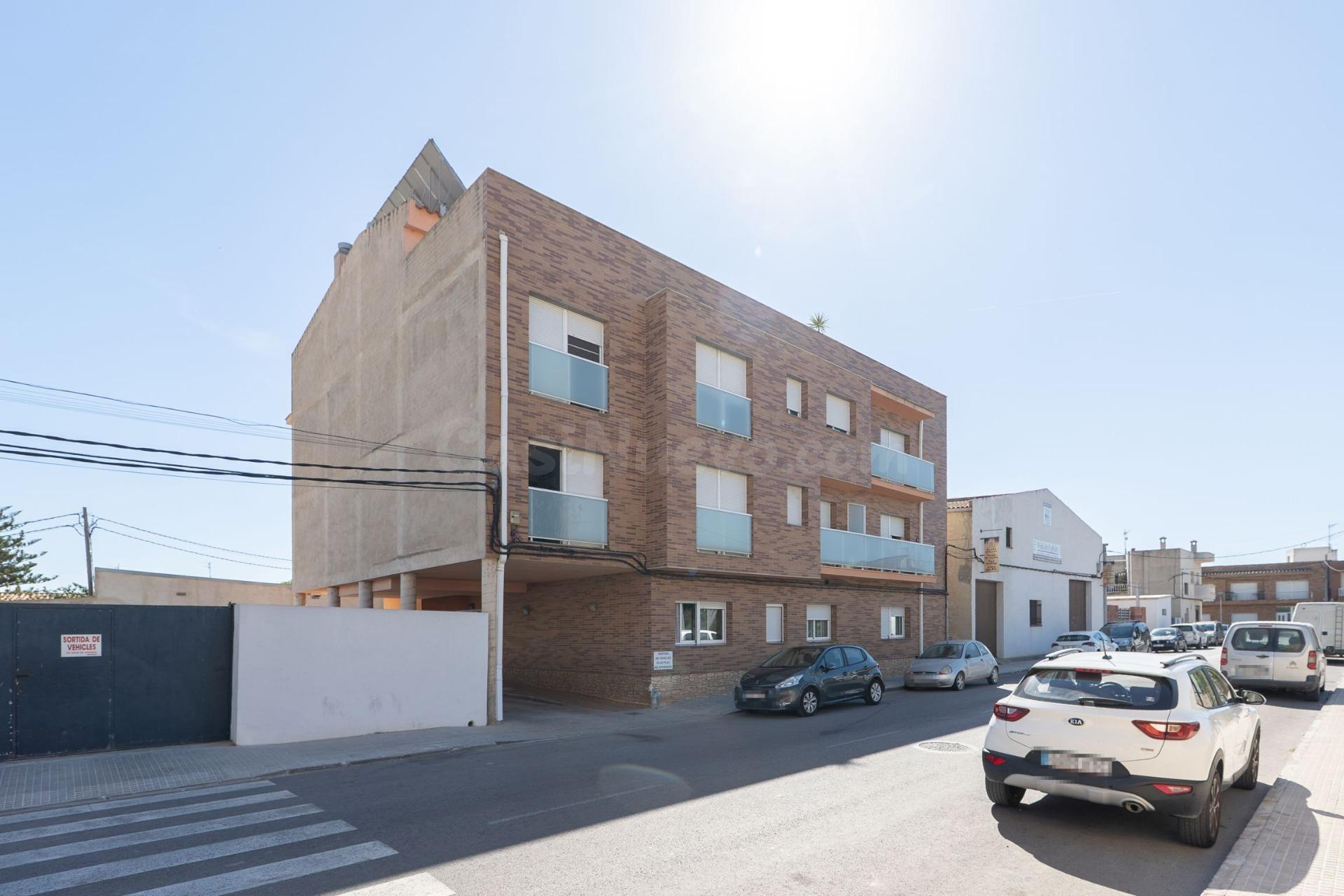 Piso de 2 habitaciones con balcón y plaza de aparcamiento en Deltebre
