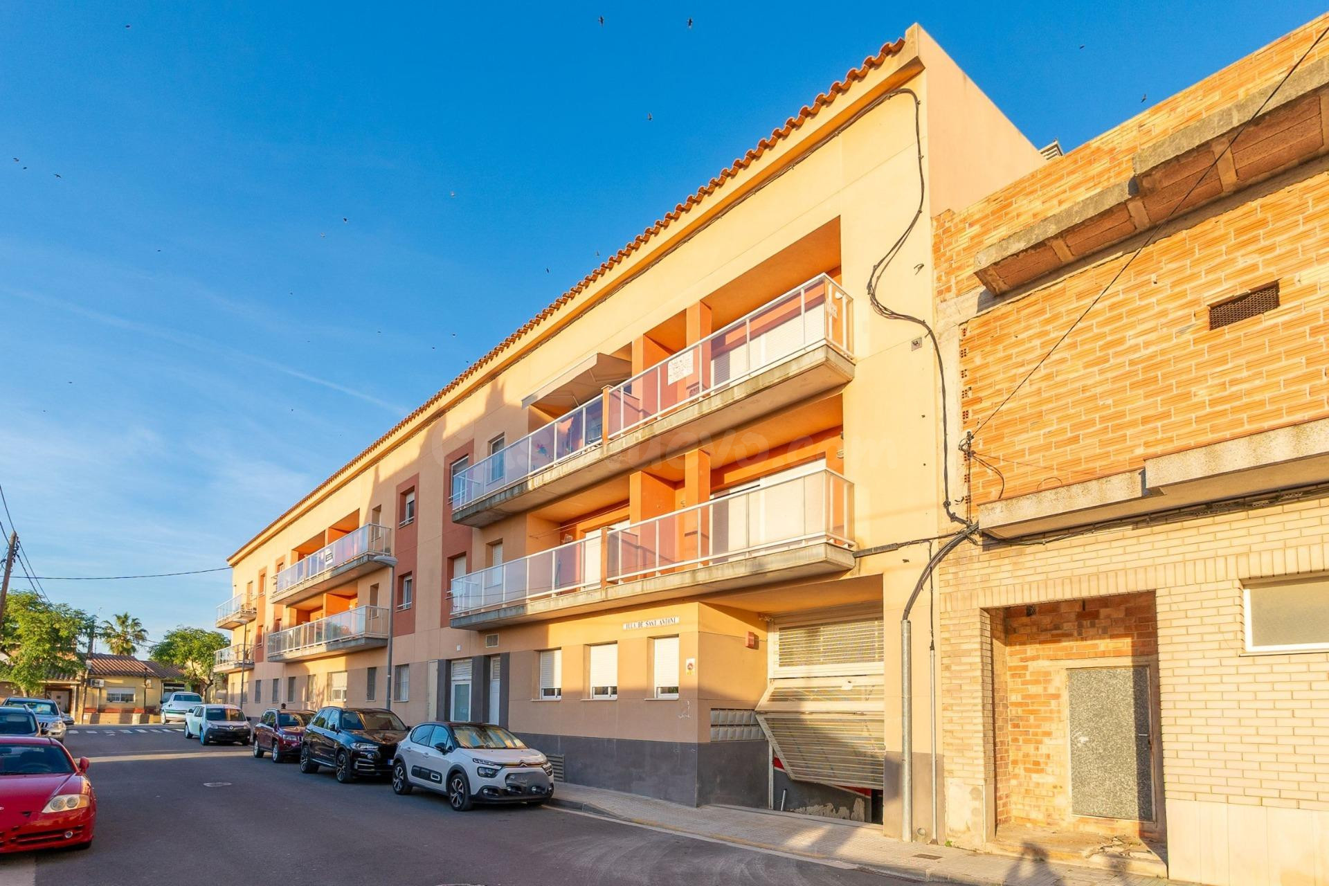 Piso en planta baja de 2 habitaciones, terraza, parking y trastero.