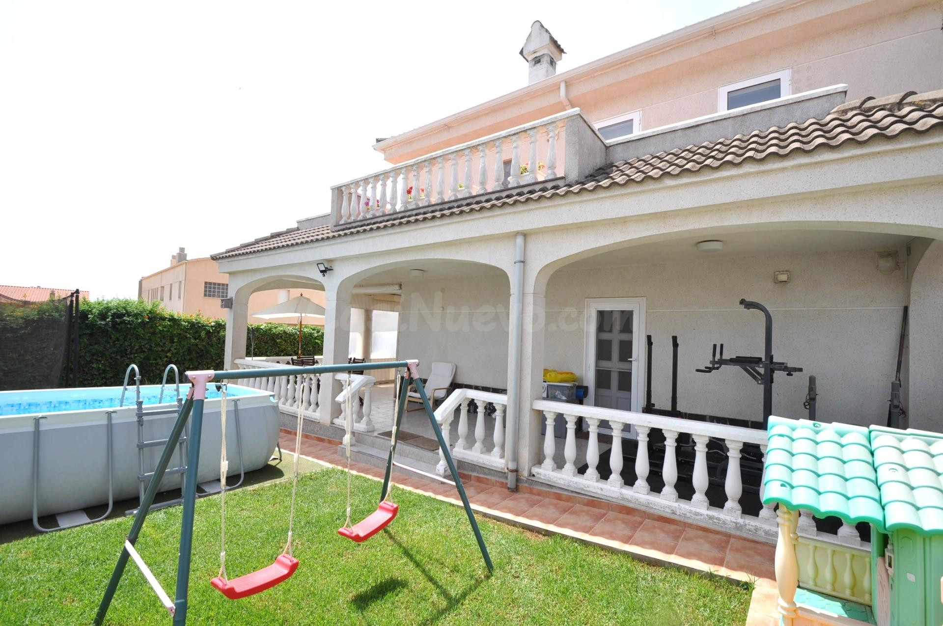 Chalet con piscina y amplio jardín cerca de la Playa de les Delícies