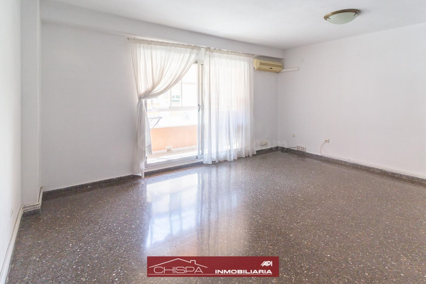 Piso de cuatro habitaciones con plaza de garaje