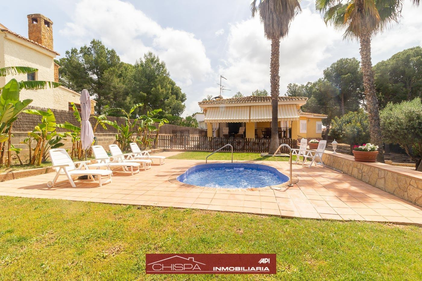 Espectacular chalet con piscina y jardín
