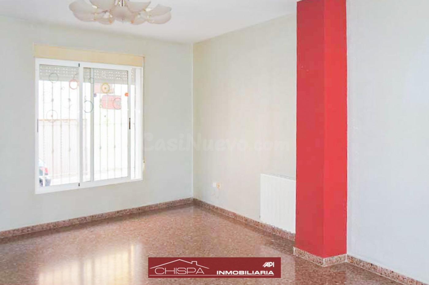Piso en pleno casco urbano, de cuatro dormitorios y terraza