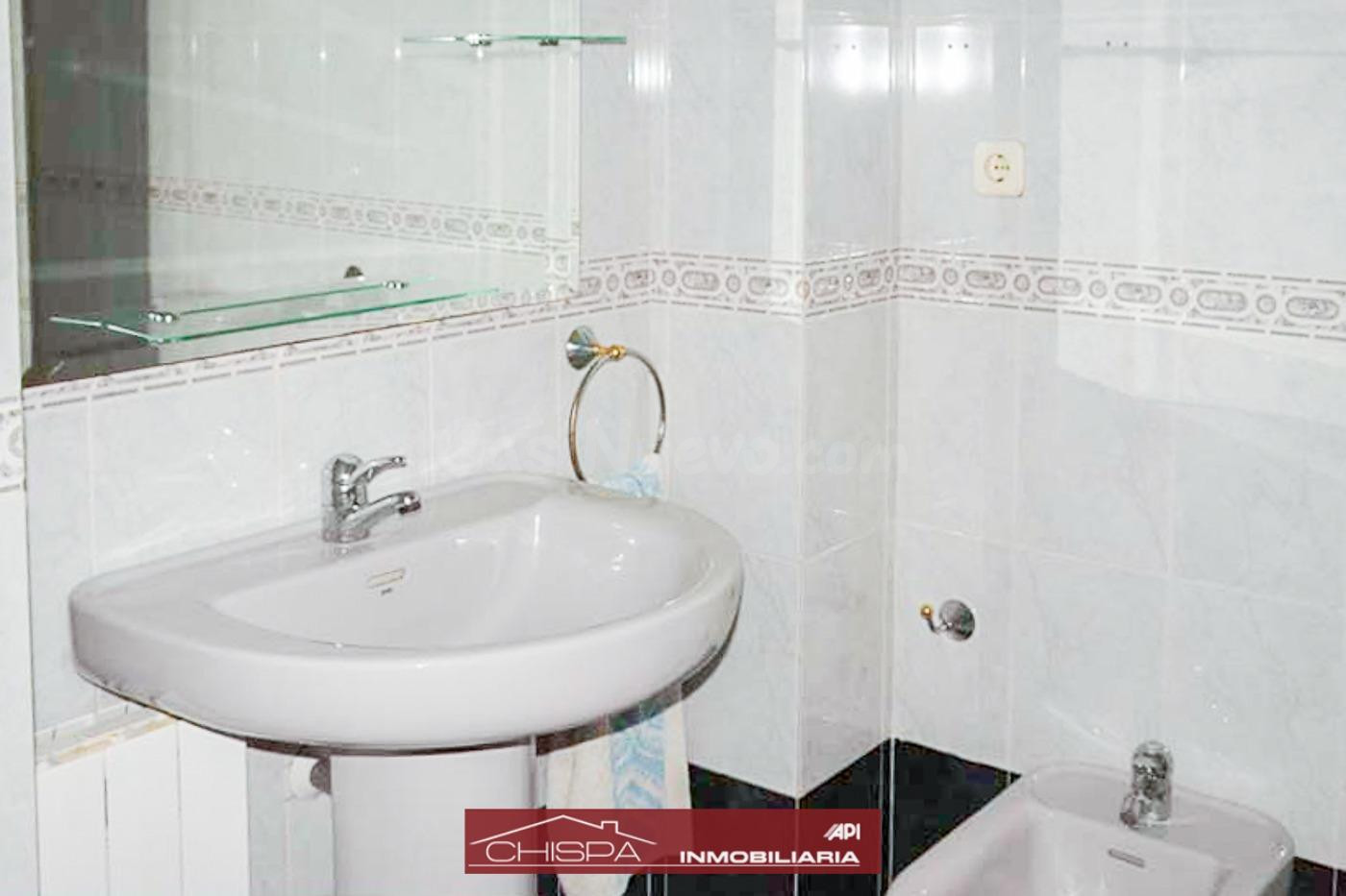 Piso en pleno casco urbano, de cuatro dormitorios y terraza - foto 5