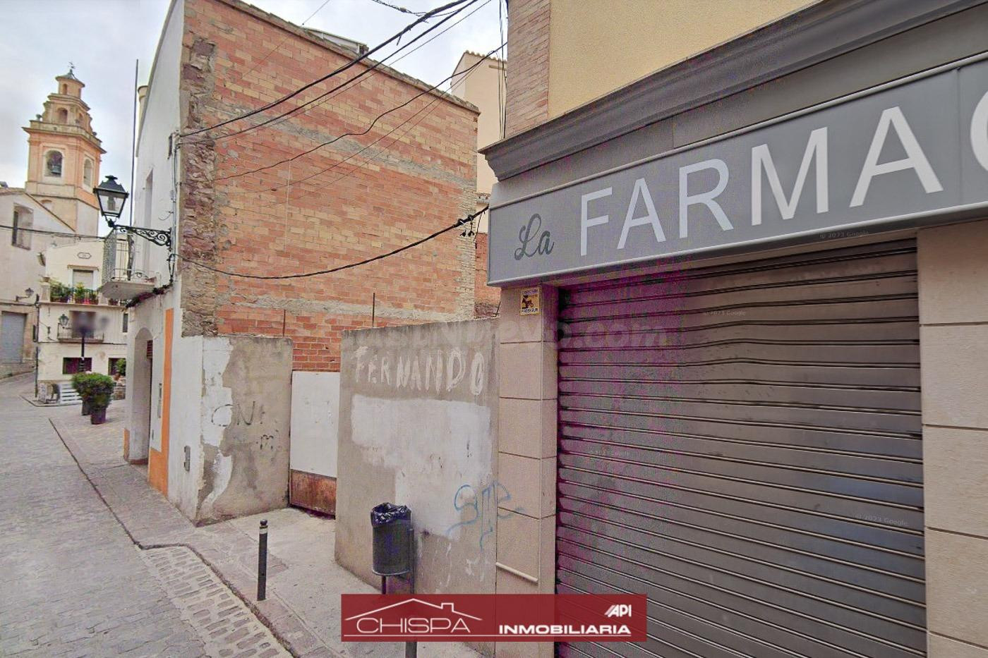 Solar en el centro del pueblo
