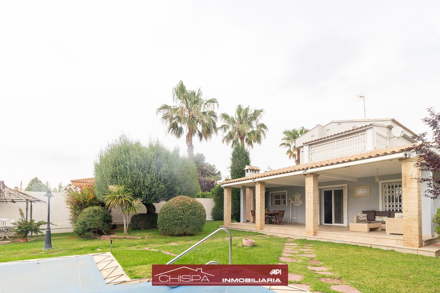 Chalet con gran parcela, jardín y piscina