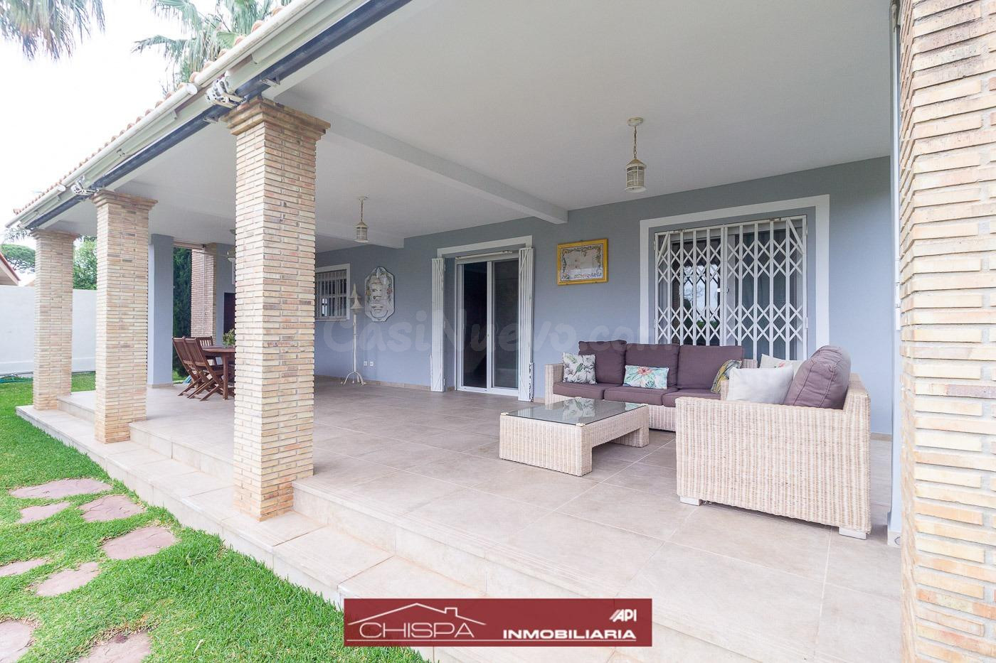 Chalet con gran parcela, jardín y piscina - foto 2