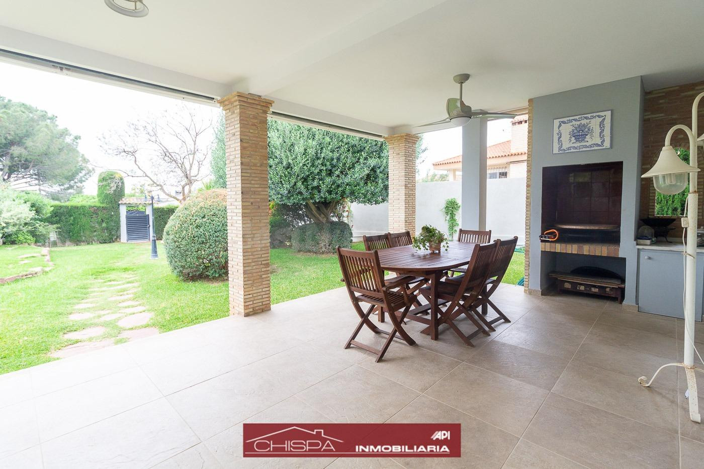 Chalet con gran parcela, jardín y piscina - foto 3