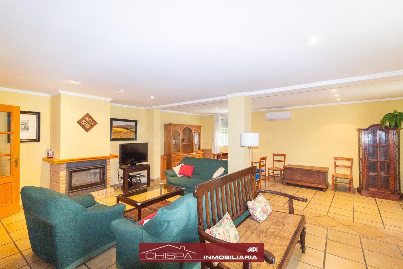Chalet con gran parcela, jardín y piscina - foto 4