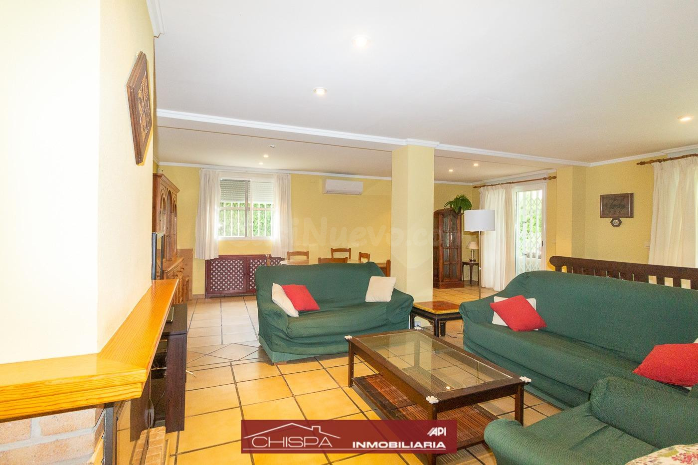 Chalet con gran parcela, jardín y piscina - foto 5