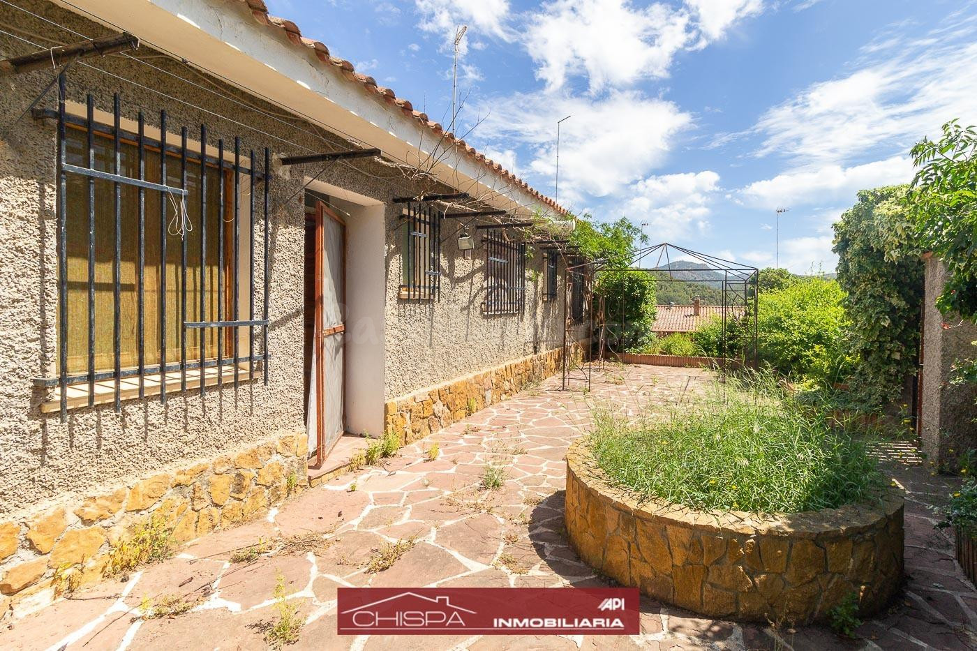 Chalet pareado en suelo rústico con 1700m2 de parcela