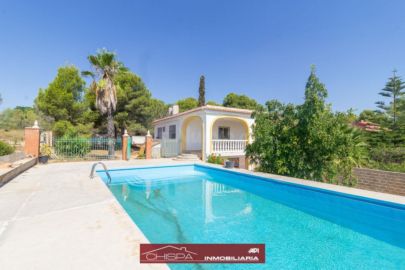 Chalet en suelo rústico con piscina y bonitas terrazas