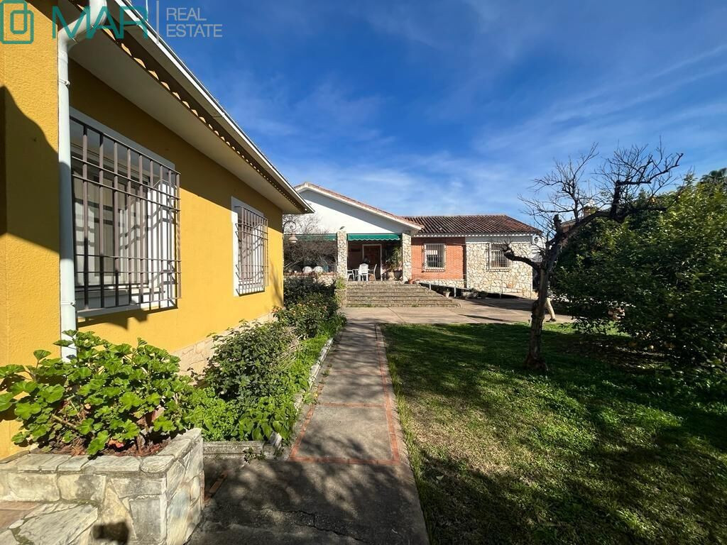 PARCELA DE 3000 M2 SEGREGABLE EN TRES CON DOS CHALETS