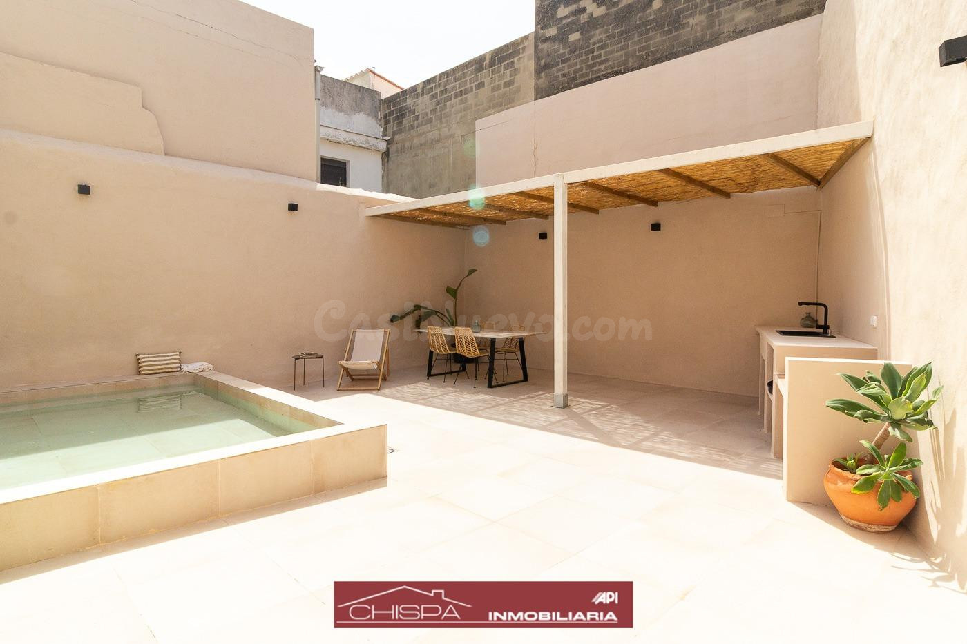 Casa de pueblo reformada con piscina y amplias terrazas en Náquera